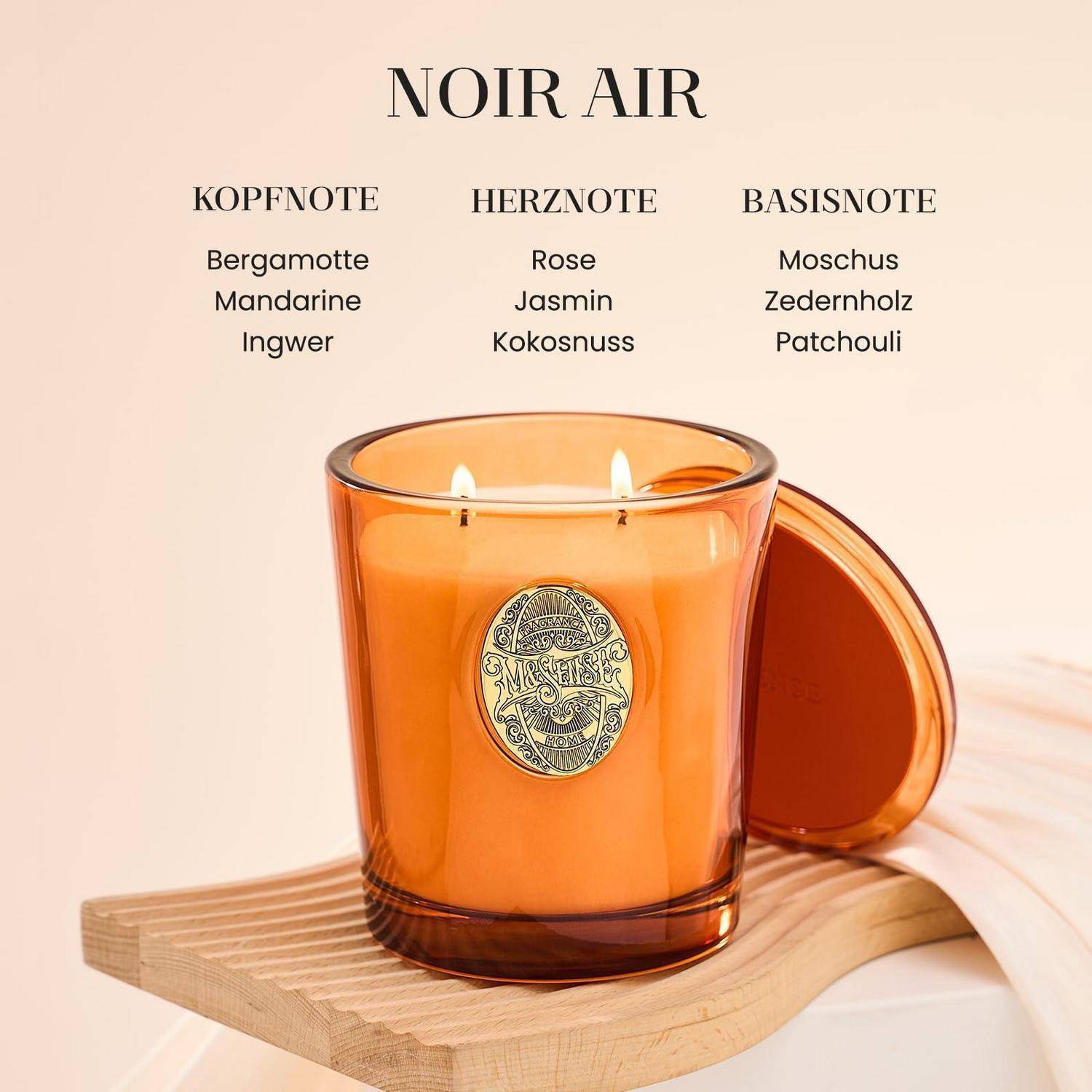 NOIR AIR Duftkerze in Bernsteinglas auf einem Holztablett, mit Notiztext, der folgende Noten auflistet: Kopfnoten Bergamotte, Mandarine, Ingwer; Herznoten Rose, Jasmin, Kokosnuss; Basisnoten Moschus, Zedernholz, Patchouli.