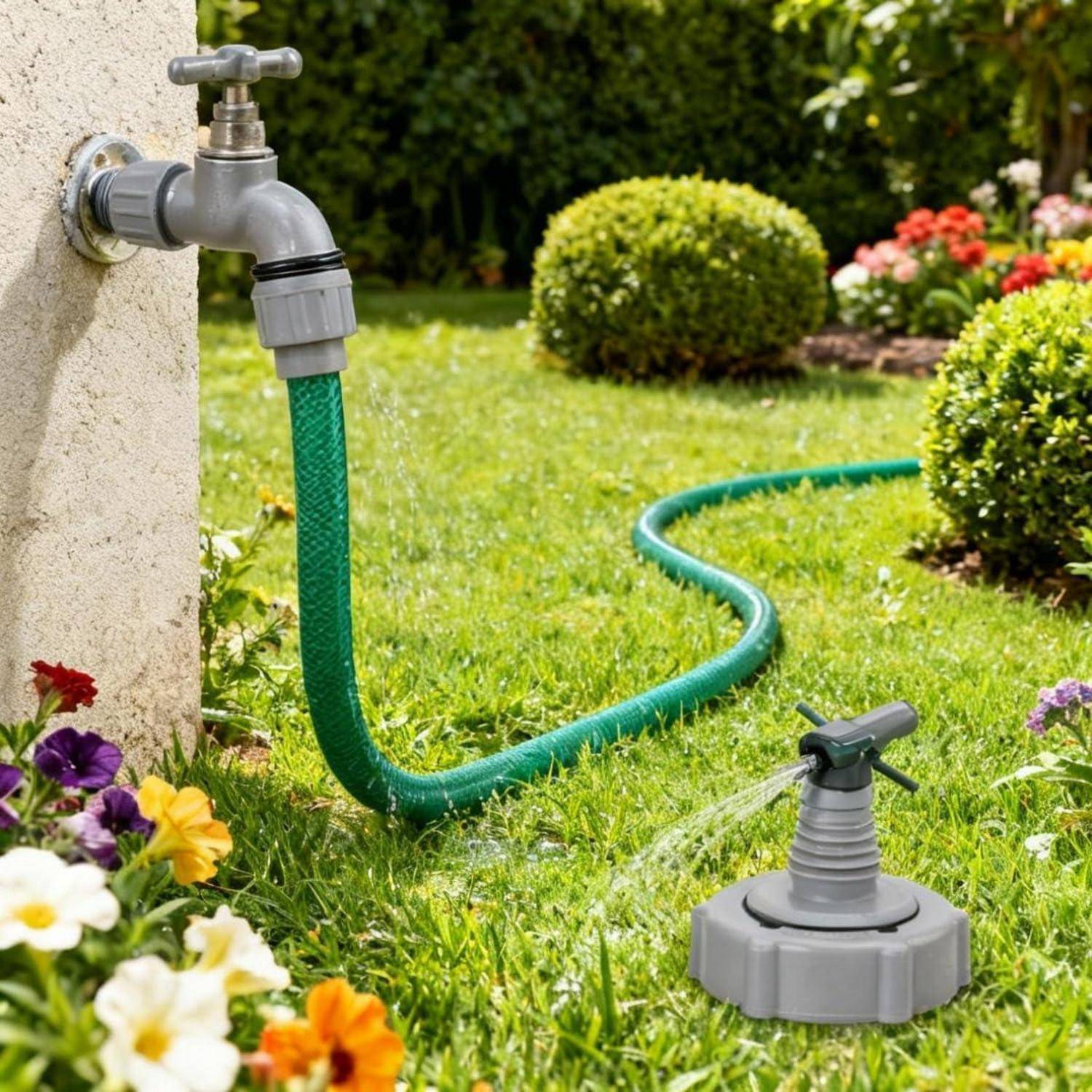 Ein Gartenschlauch, der an einen Außenwasserhahn angeschlossen ist, bewässert einen Rasensprenger in einem blumengeschmückten Hinterhof.