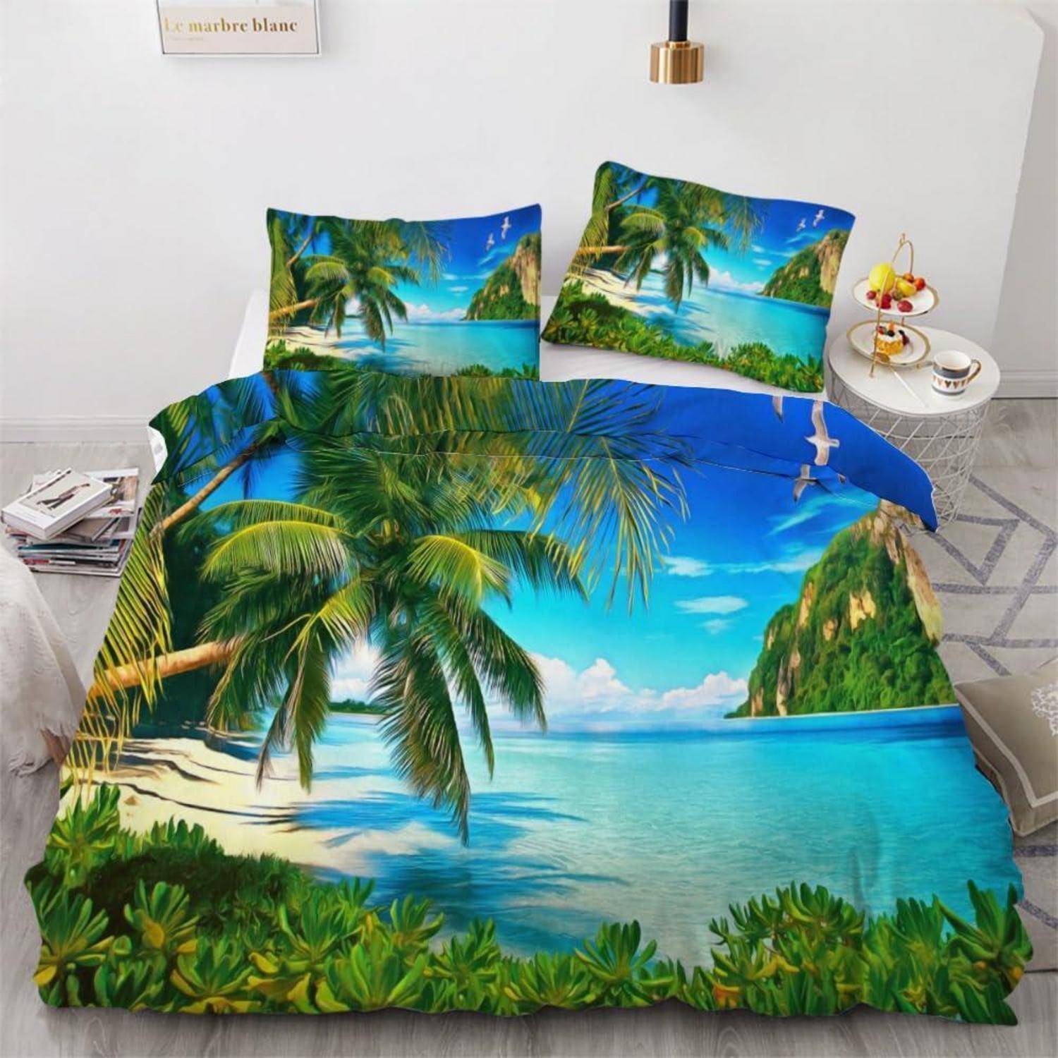 Tropisches Strandthemen-Bettwäsche-Set mit Palmen, türkisblauem Wasser und Insellandschaften auf der Bettdecke und den Kissen.