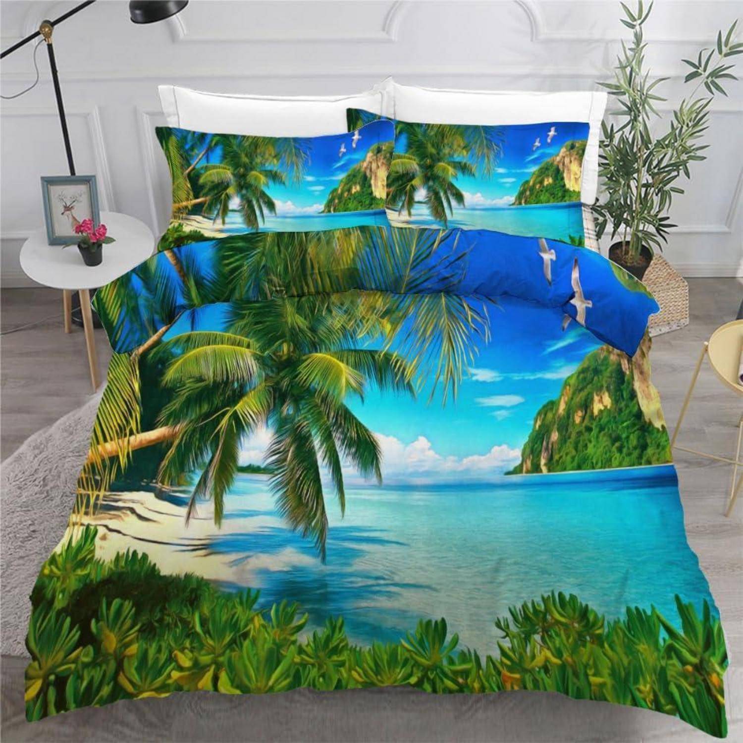 Tropisches strandthematisches Bettwäsche-Set mit Palmen, blauem Ozean, sandigem Ufer, Inseln und fliegenden Möwen in einem hellen Schlafzimmer.
