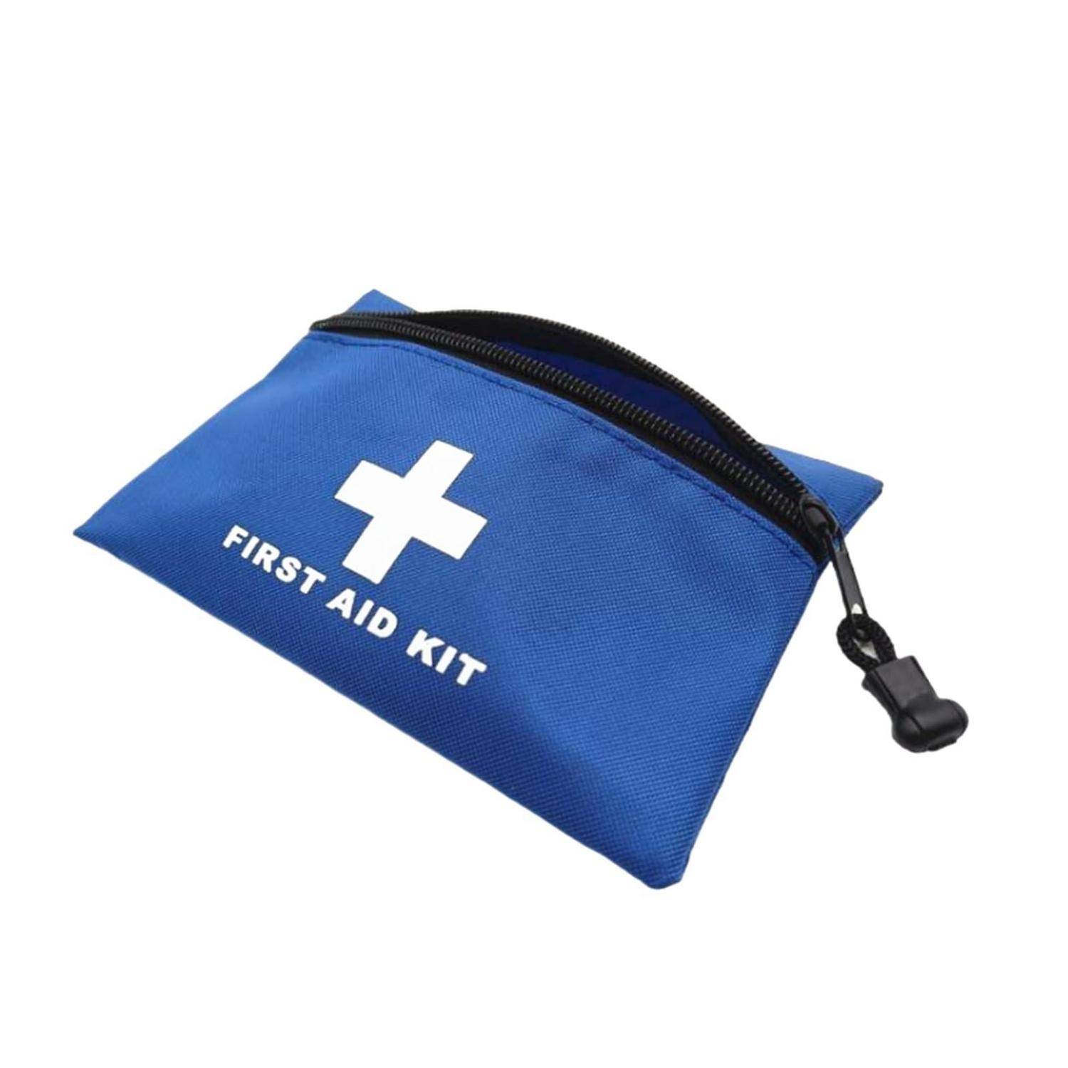 Blaue Erste-Hilfe-Tasche mit weißem Kreuz und der Aufschrift „FIRST AID KIT", geschlossen auf weißem Hintergrund dargestellt.