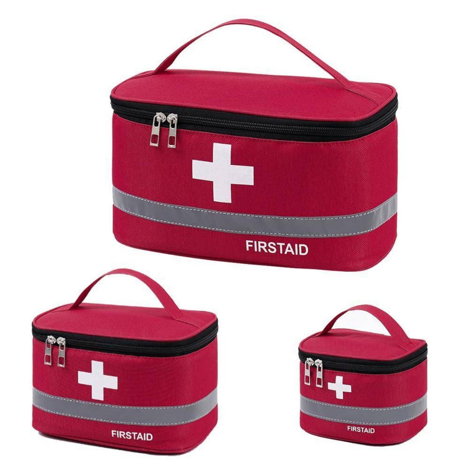 Drei rote Erste-Hilfe-Taschen mit weißen Kreuzsymbolen und schwarzen Reißverschlüssen, in verschiedenen Größen auf weißem Hintergrund dargestellt.