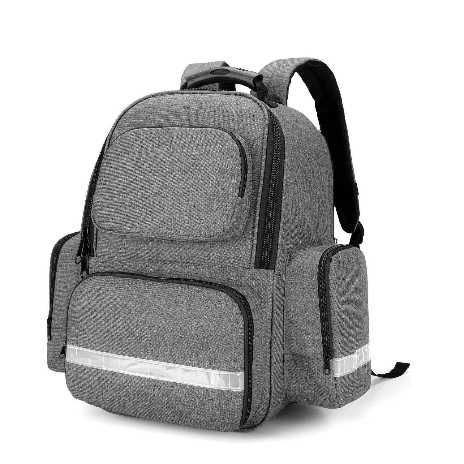Grauer Rucksack mit mehreren Reißverschlussfächern und Seitentaschen, auf weißem Hintergrund abgebildet.