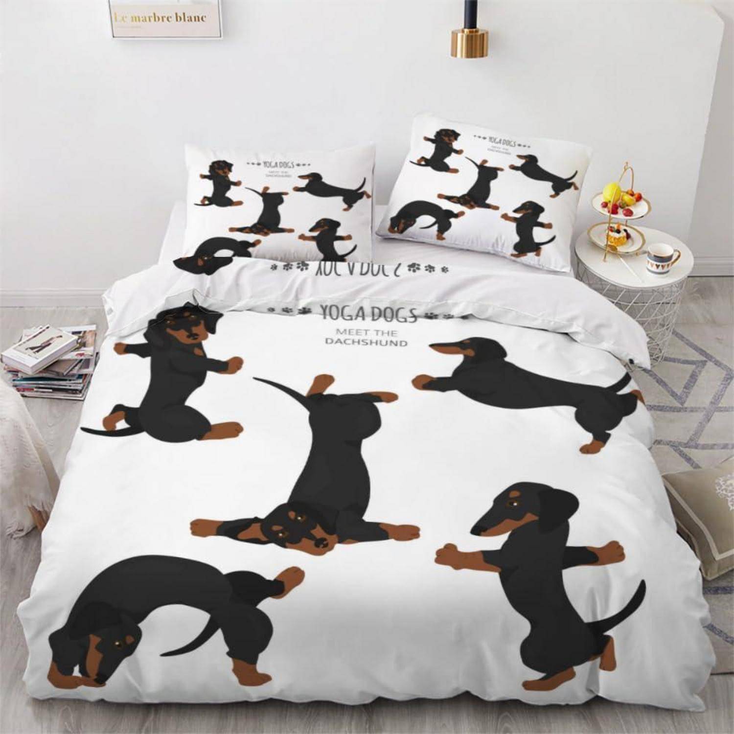 Dackel-Design-Bettwäsche-Set mit Cartoon-Dackeln in Schwarz-Rot und dem Text „YOGA DOGS