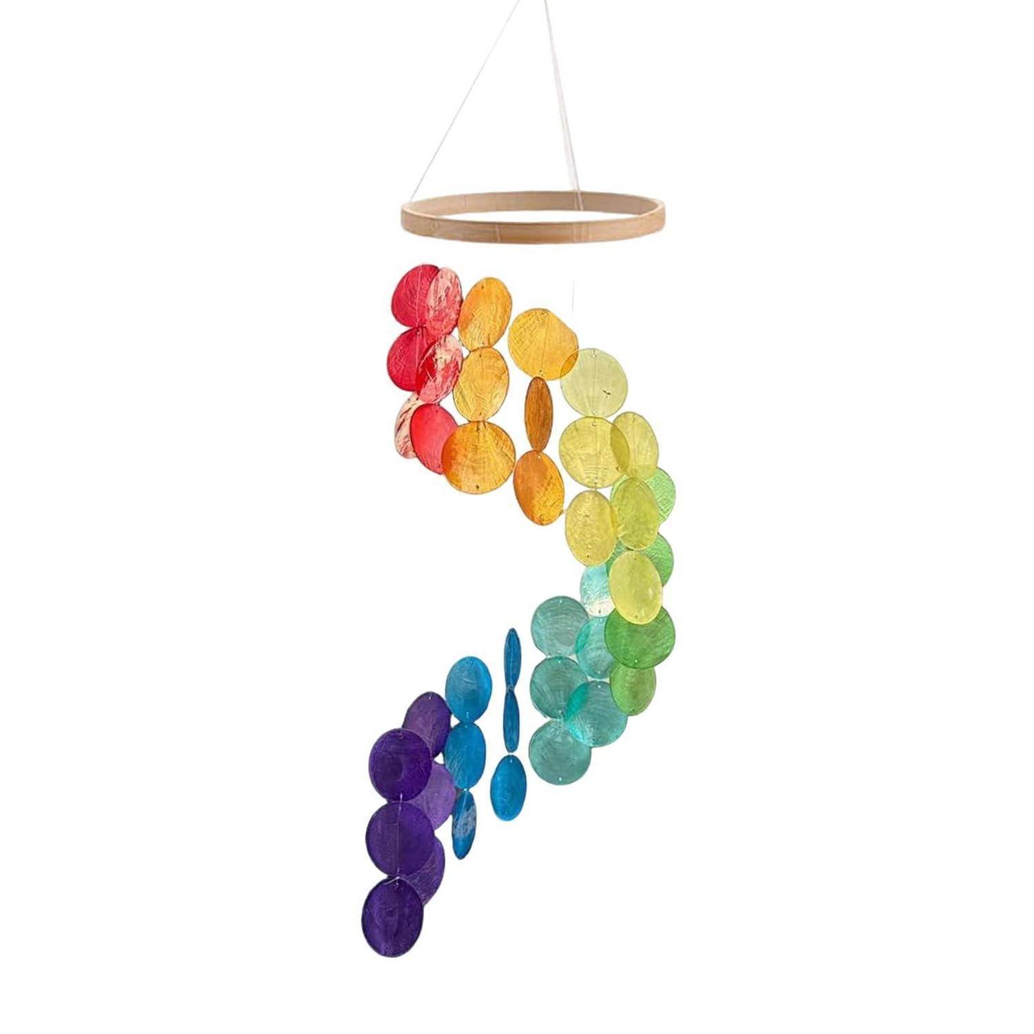 Ein hängendes Regenbogen-Windspiel/Mobile aus durchscheinenden Rundscheiben, die in einer gekrümmten, absteigenden Spirale angeordnet sind.