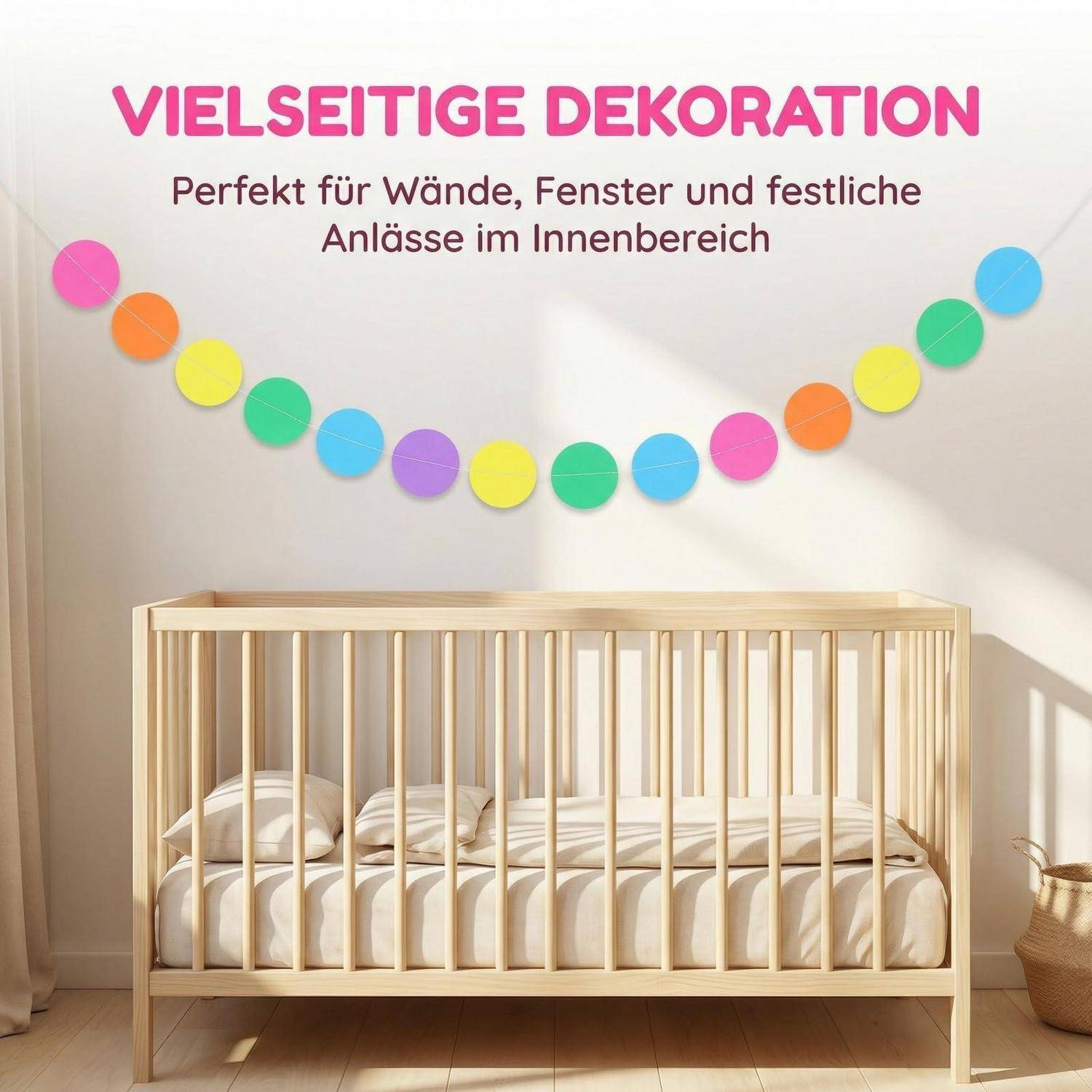 Bunte Papierkreis-Girlande an einer Wand über einem Holzgitterbett; deutscher Text besagt „Vielseitige Dekoration