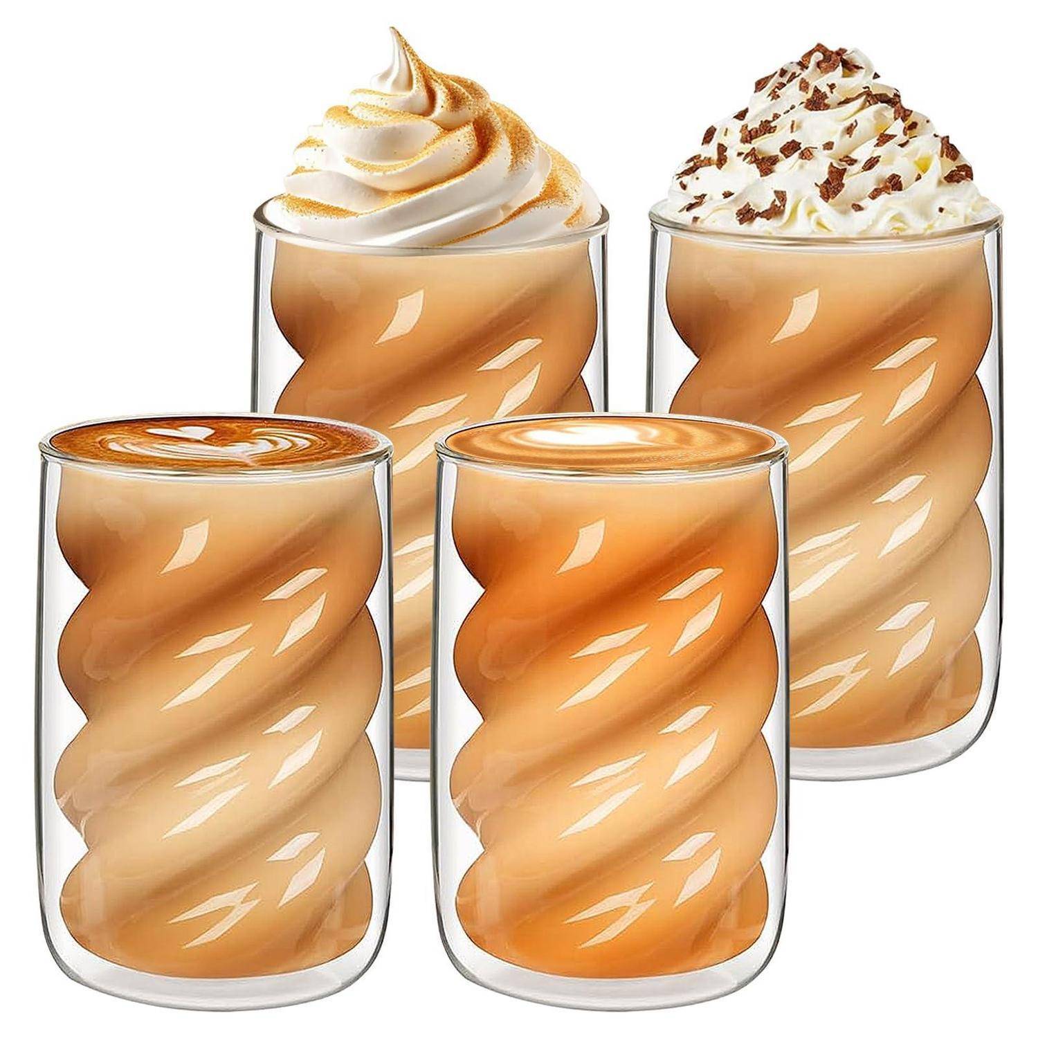 Vier Eiskaffeegetränke mit spiralförmigen Rillen in klaren Gläsern, mit Schlagsahne oder Latte-Schaum oben, auf weißem Hintergrund.
