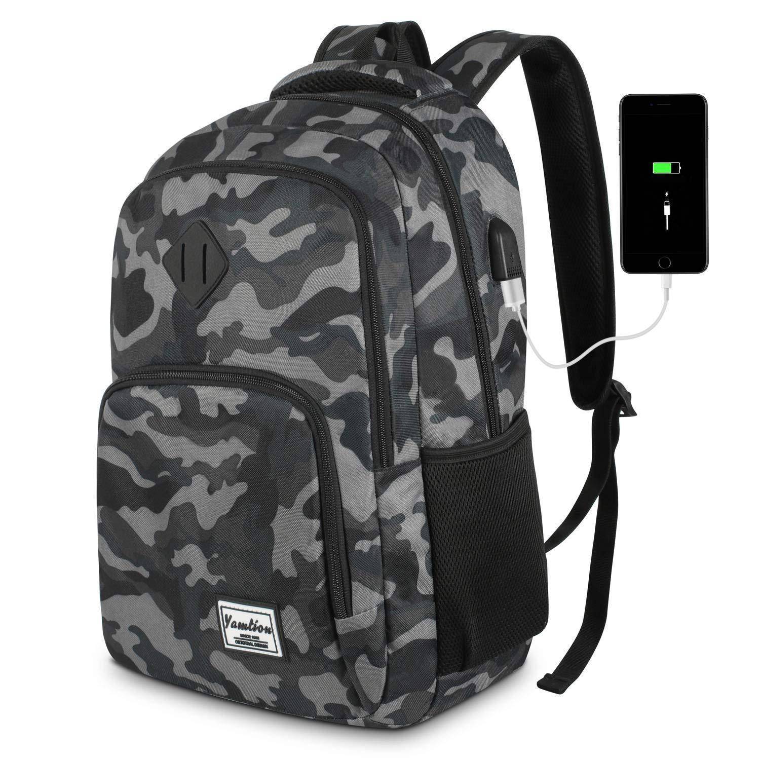 Rucksack mit Tarnung und vorderen Taschen sowie Schultergurten, gezeigt mit einem Telefon, das von seinem USB-Anschluss geladen wird.