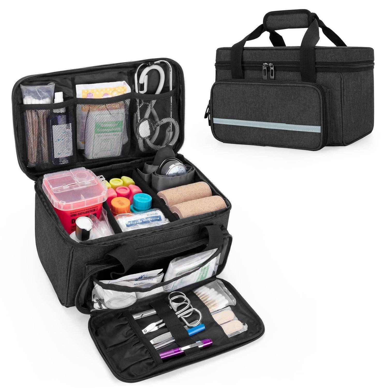 Schwarze isolierte medizinische Organizer-Tasche mit mehreren Fächern, geöffnet mit Zubehör und einer Reißverschluss-Seitentasche dargestellt, plus eine geschlossene Ansicht daneben.