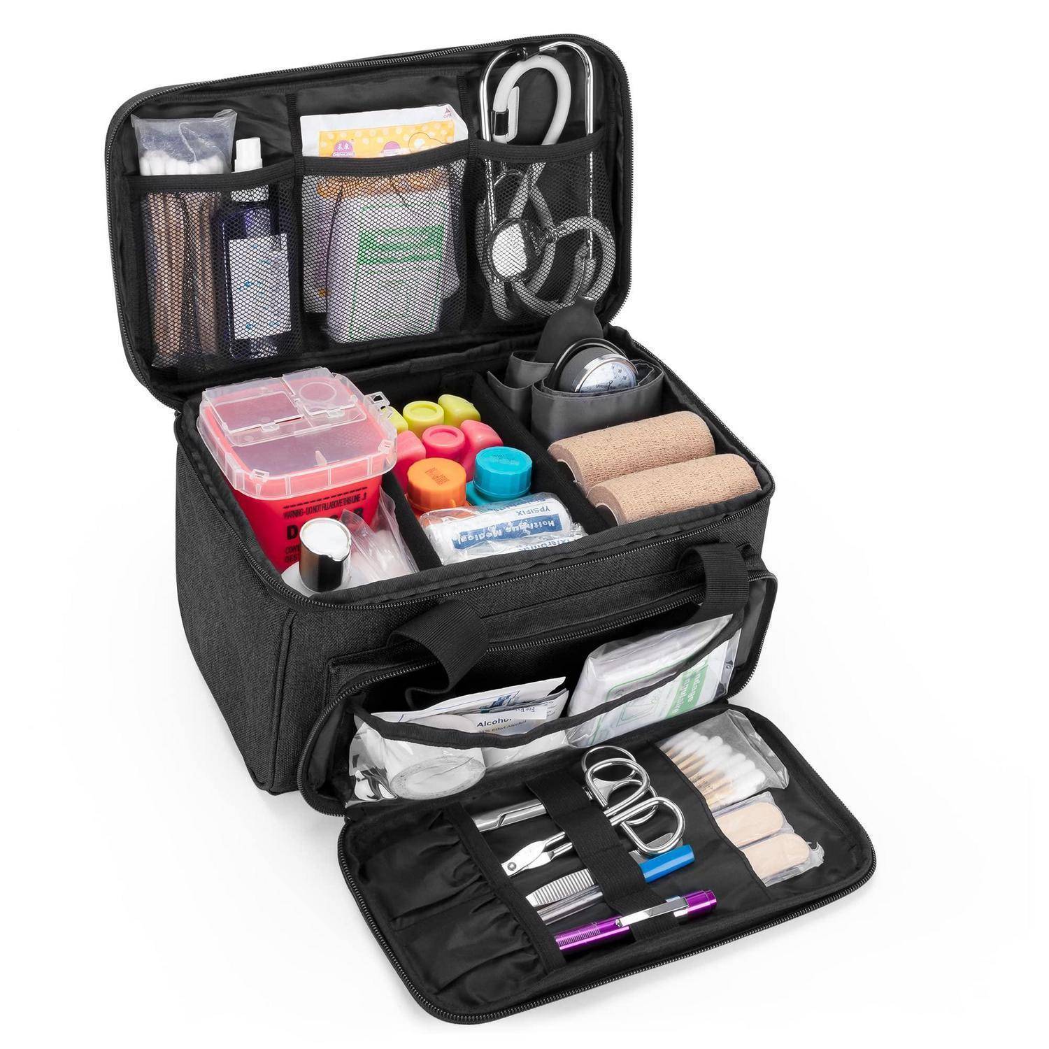 Offene schwarze Organizer-Tasche mit mehreren Fächern, die Erste-Hilfe- und Reiseutensilien wie Flaschen, Klebeband, Schere, Verbandsmaterial und Körperpflegeartikel enthält.