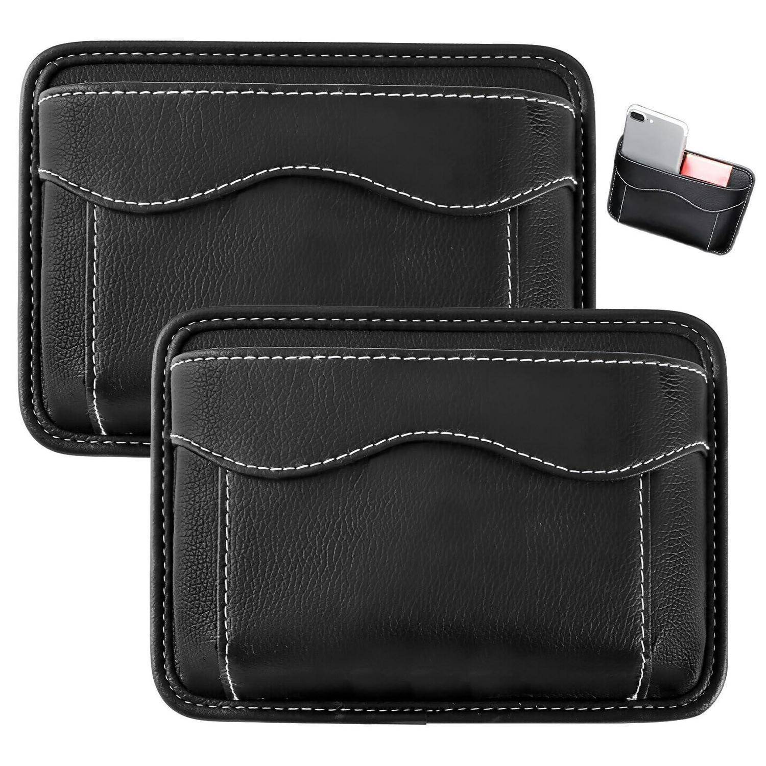 Zwei schwarze Lederholster/Taschen für Telefone mit genähten Klapptaschen, shown von vorne und in Schrägansicht, eine hält ein Telefon und eine Karte.