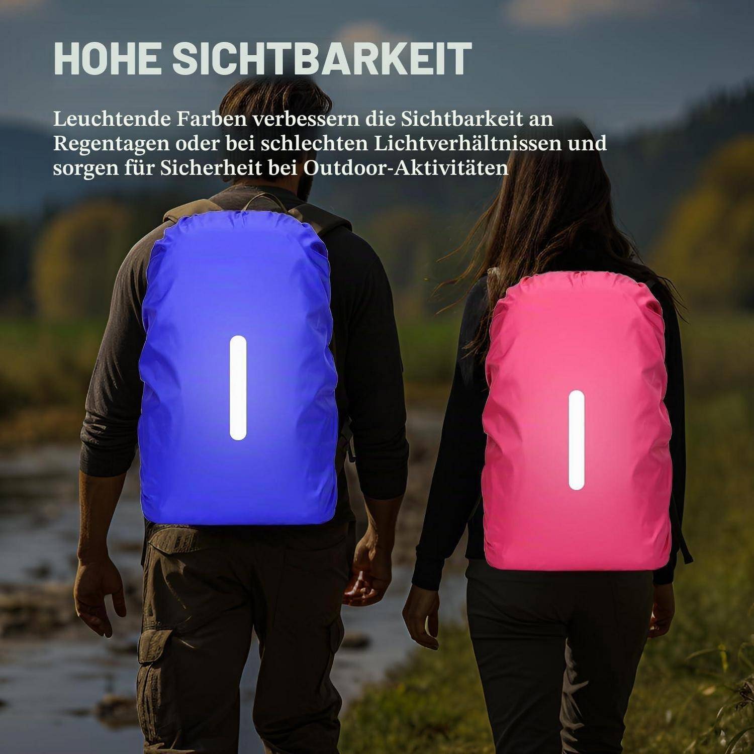 Zwei von hinten gesehene Wanderer tragen leuchtend blaue und rosa Rucksäcke mit reflektierenden Streifen, was hohe Sichtbarkeit für Outdoor-Sicherheit bei schlechtem Licht veranschaulicht.