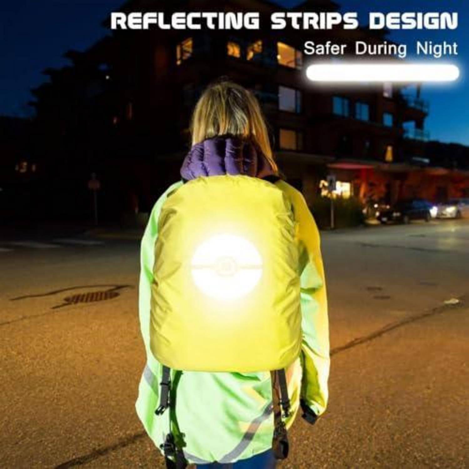 Person, die nachts einen reflektierenden Rucksack und eine reflektierende Jacke trägt, illustriert reflektierende Streifen für bessere Sichtbarkeit nach Einbruch der Dunkelheit.
