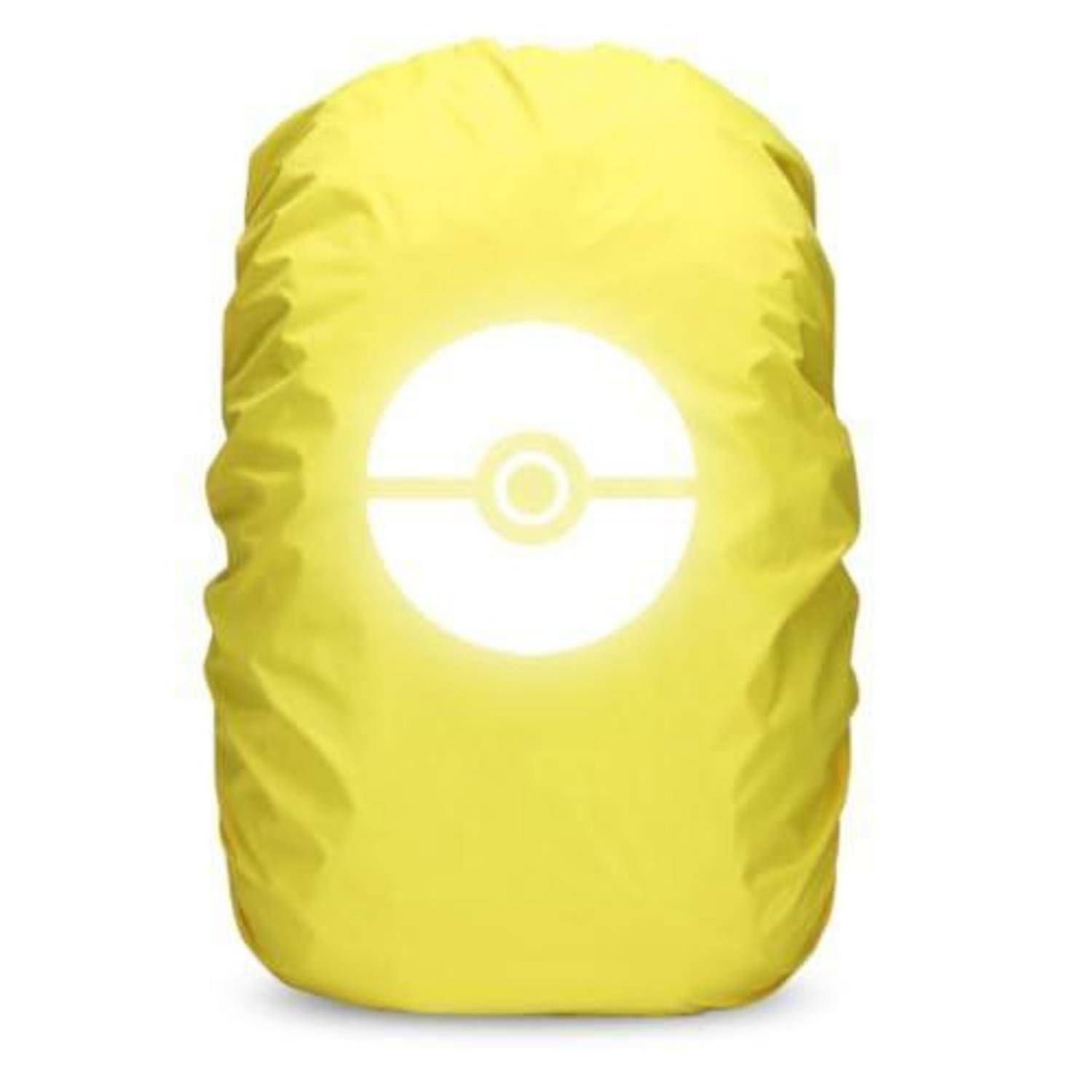 Gelber Rucksack-Regenschutz mit einem weißen, zentral auf der Vorderseite positionierten Kreis im Poké Ball-Stil.