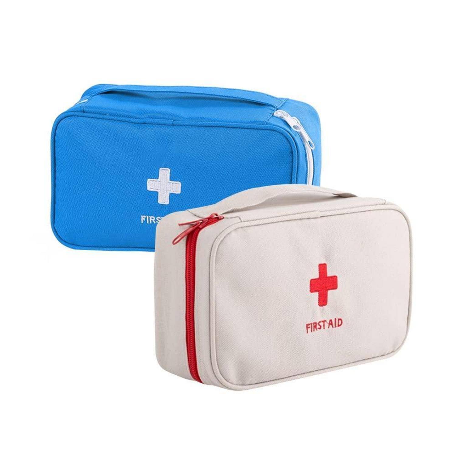 Zwei Erste-Hilfe-Kästen auf weißem Hintergrund: eine blaue Tasche hinter einer beigen Tasche, jeweils mit einem Kreuz und der Aufschrift „FIRST AID