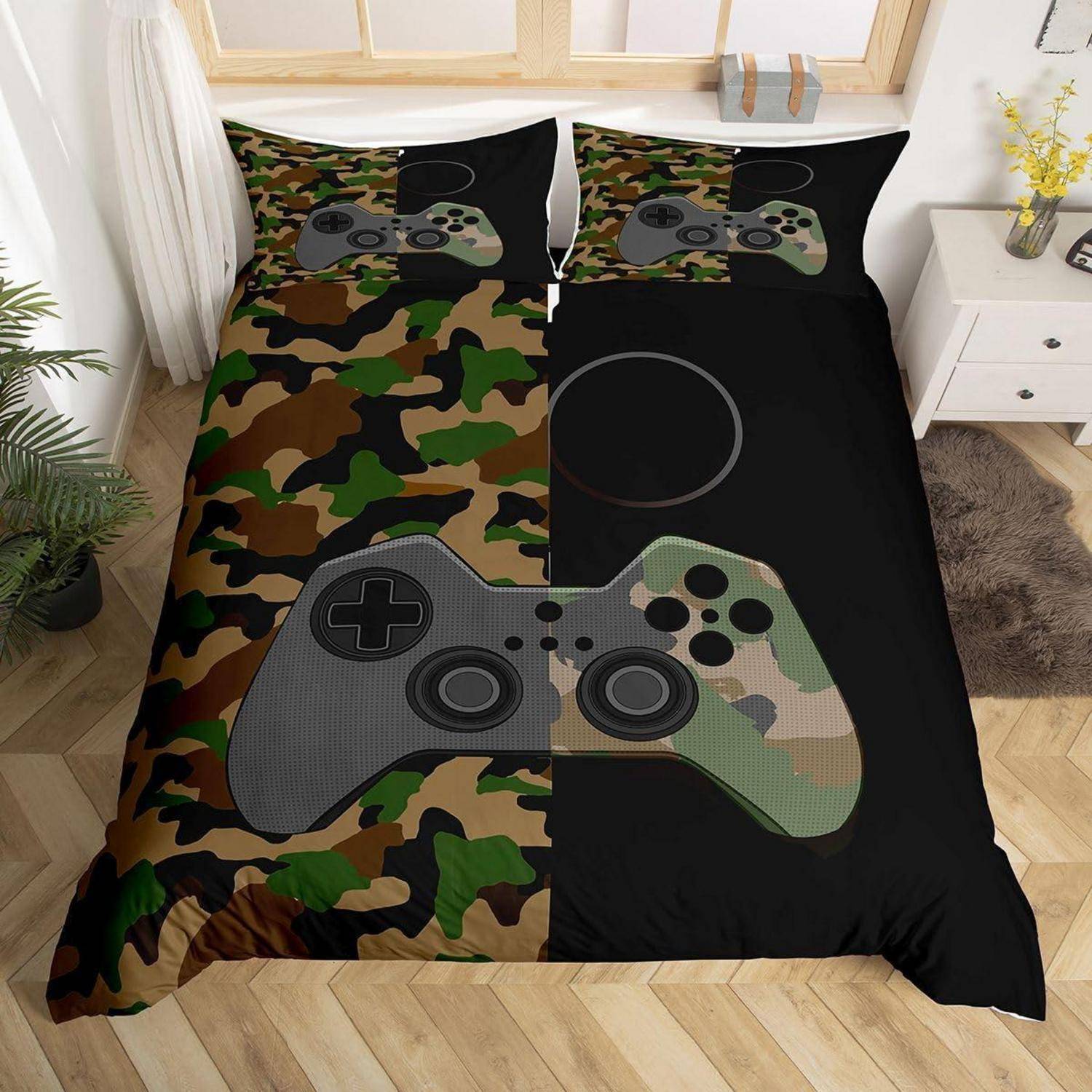 Ein Bett mit Bettwäsche im Design eines Tarnmuster-Videospielcontrollers in Schwarz, Grün und Braun, gezeigt in einem hellen Schlafzimmer.