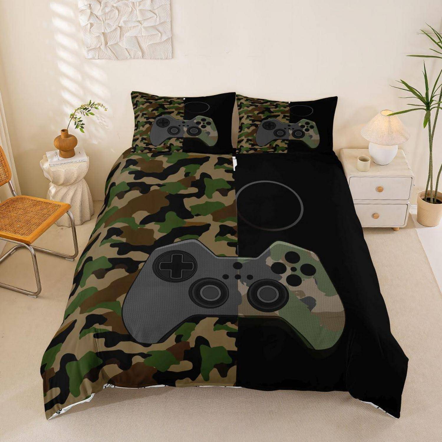 Ein Bett, das mit Camo-und-schwarzer Gaming-Bettwäsche mit Controller-Grafiken und passenden Kissen in einem hellen Schlafzimmer eingedeckt ist.