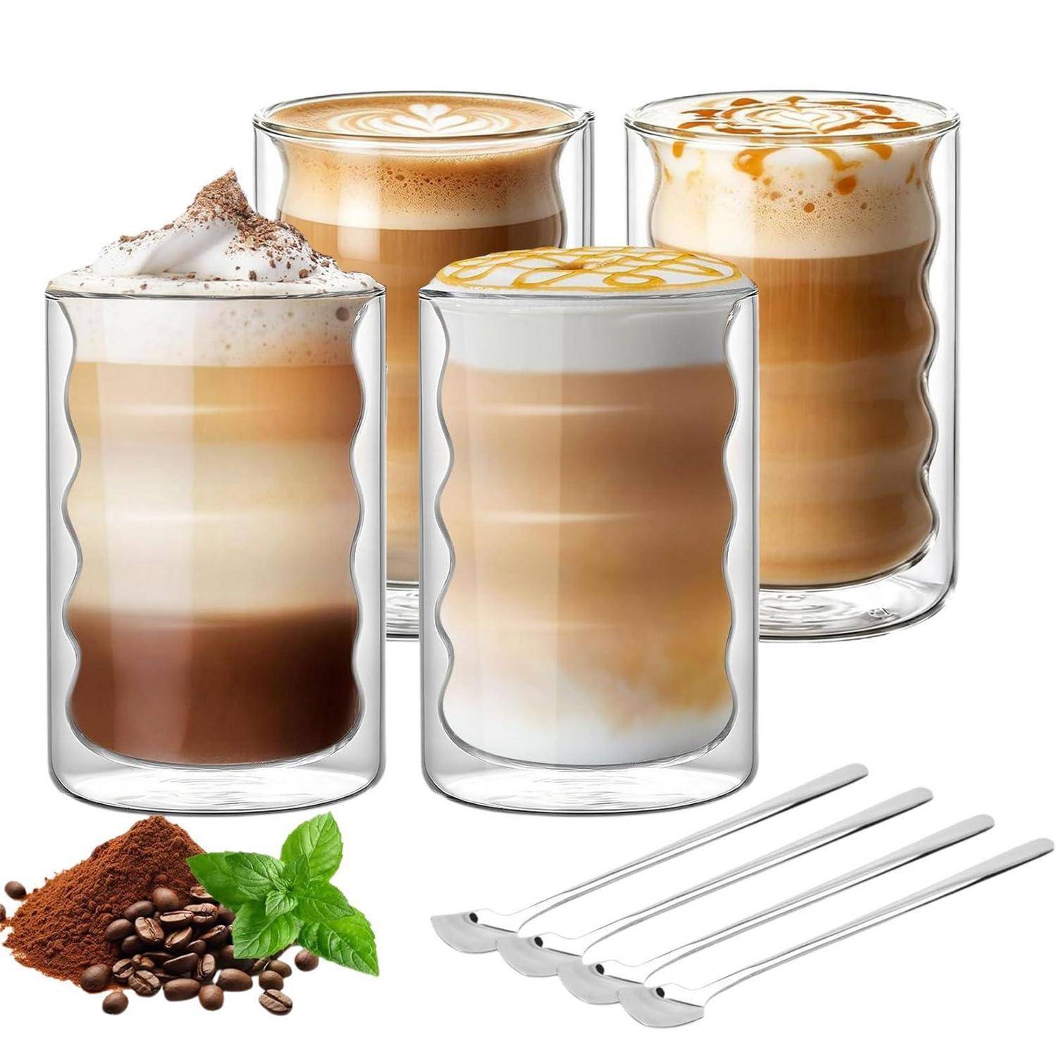 Vier geschichtete Eiskaffee-Getränke in klaren gewellten Gläsern, mit Kakao, Kaffeebohnen, Minze und vier Metallstrohhalmen, die unten gezeigt werden.