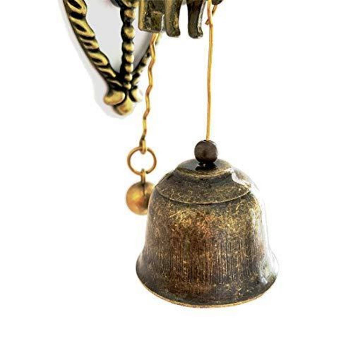 Nahaufnahme einer hängenden Bronzeglocke mit einem kleinen Klöppel und dekorativen Seildetails auf weißem Hintergrund.