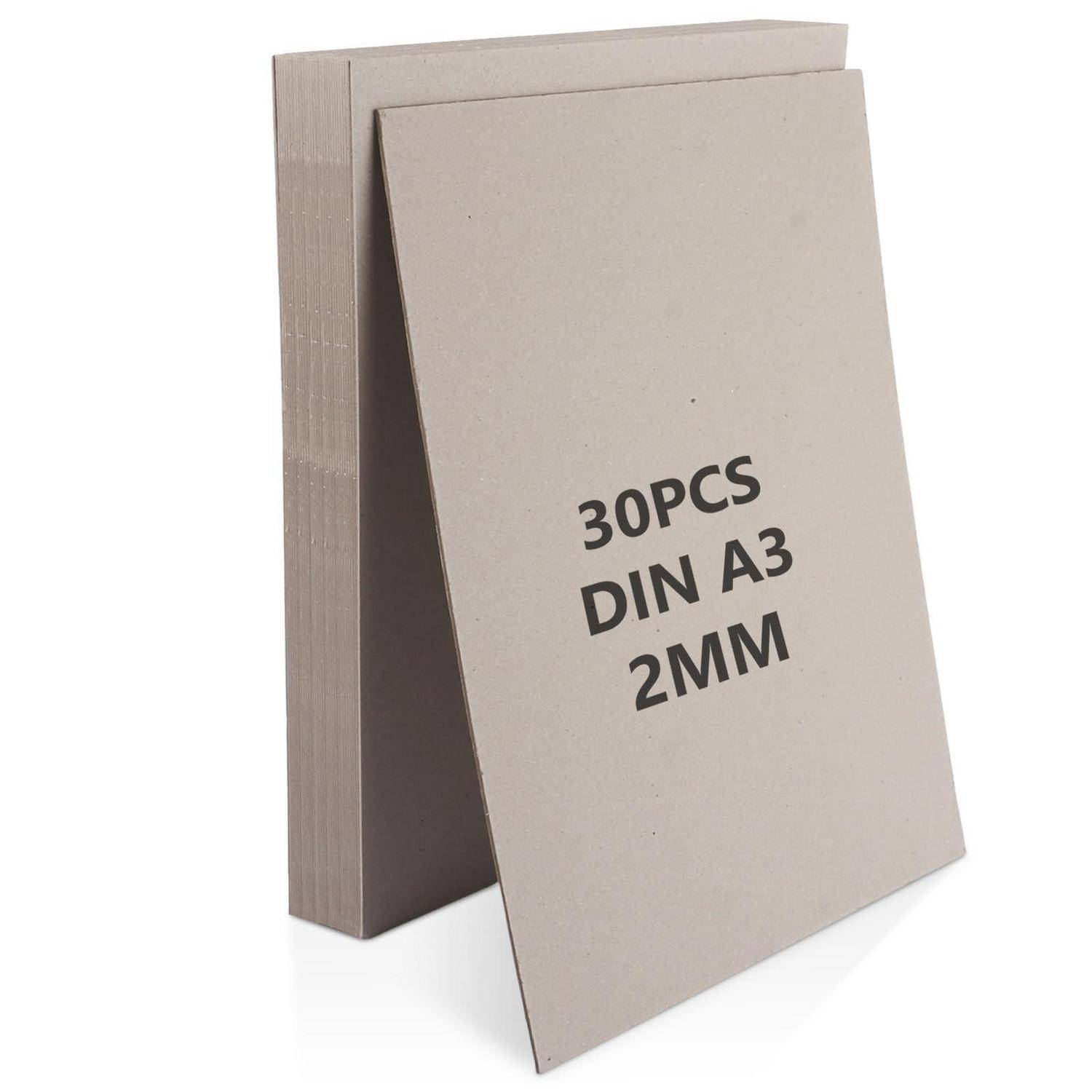 Stapel aus 30 grauen DIN A3 2mm Kartons oder Montageplatten, aufrecht dargestellt mit einer Platte, die nach vorne gelehnt ist und mit „30PCS DIN A3 2MM