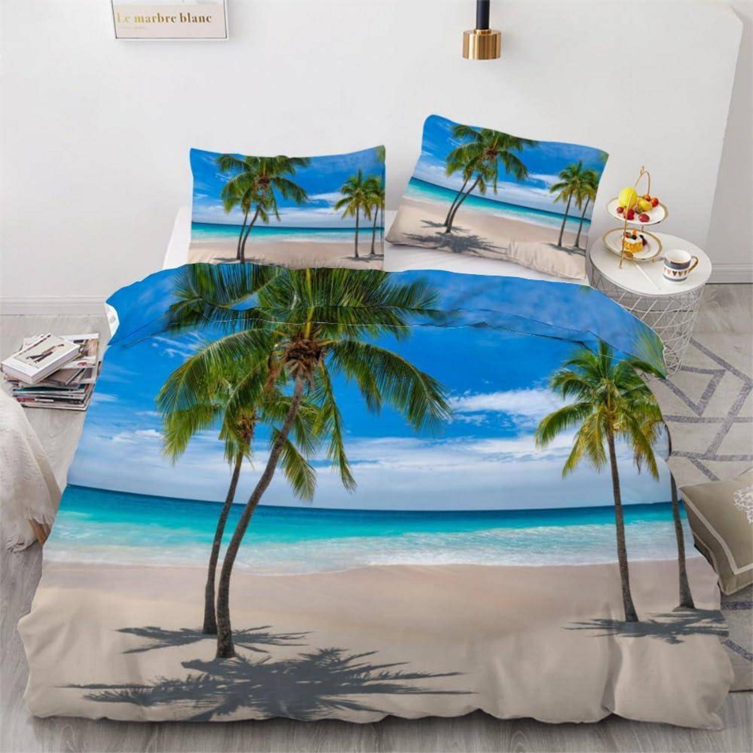 Bett mit Bettdeckenbezug im Palmenbaum-Strandprint und passenden Kissen in einem hellen Schlafzimmer.