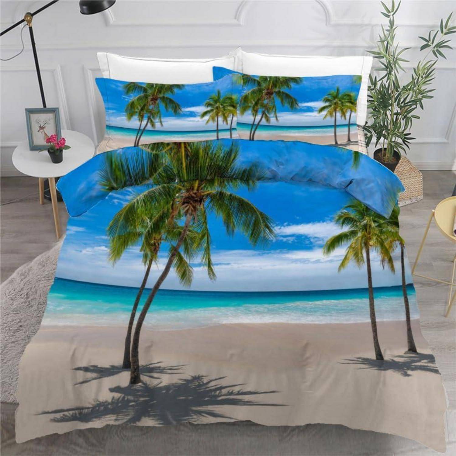 Bett mit Strandszenen-Bettwäsche, die Palmen, blaues Meer und sandigen Strand zeigt und ein tropisches Resort-Aussehen schafft.