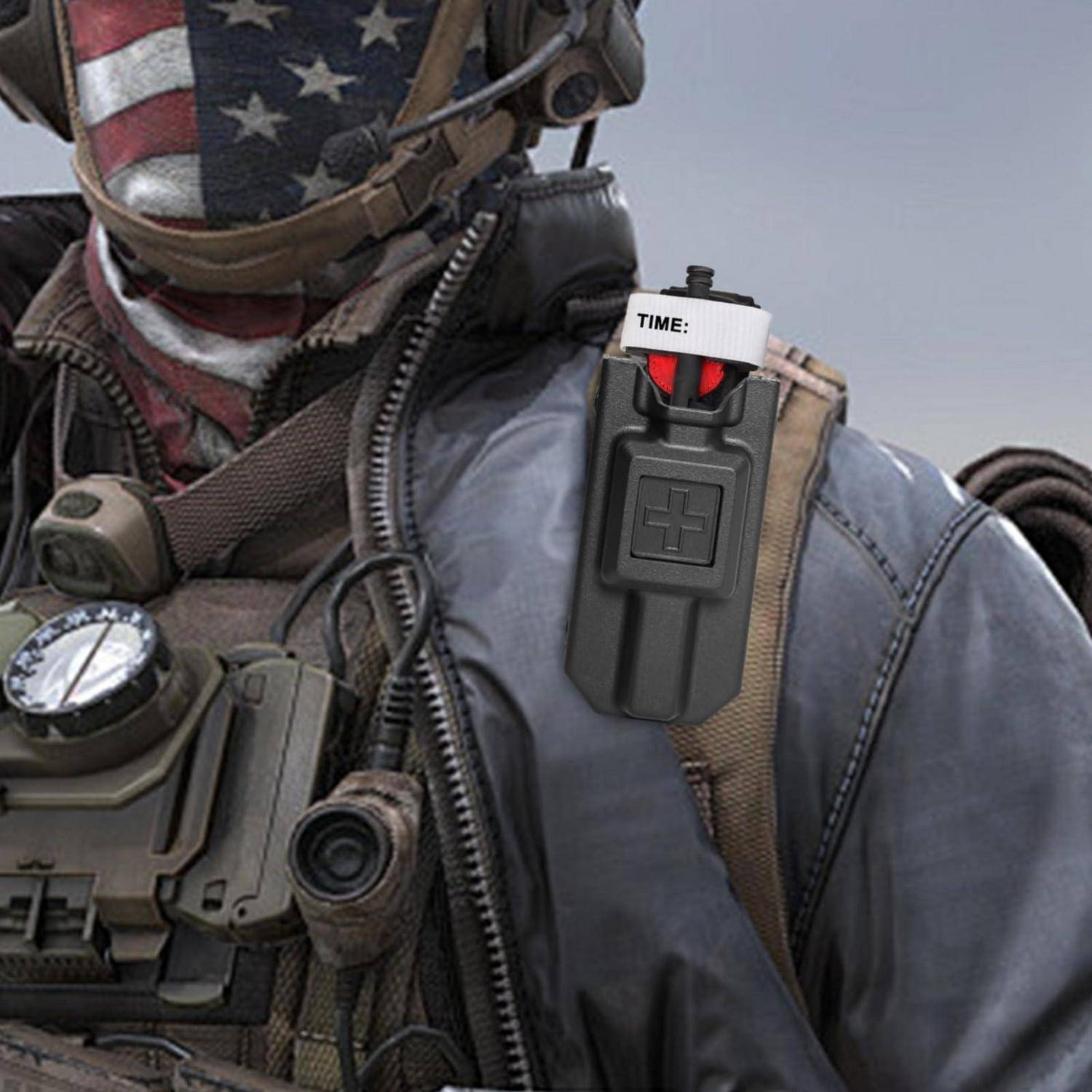 Gepanzerter Taktiksoldaten mit einer amerikanischen Flaggenmaske, mit einem an der Brust montierten Gerät mit der Bezeichnung "TIME"", das rot leuchtet.