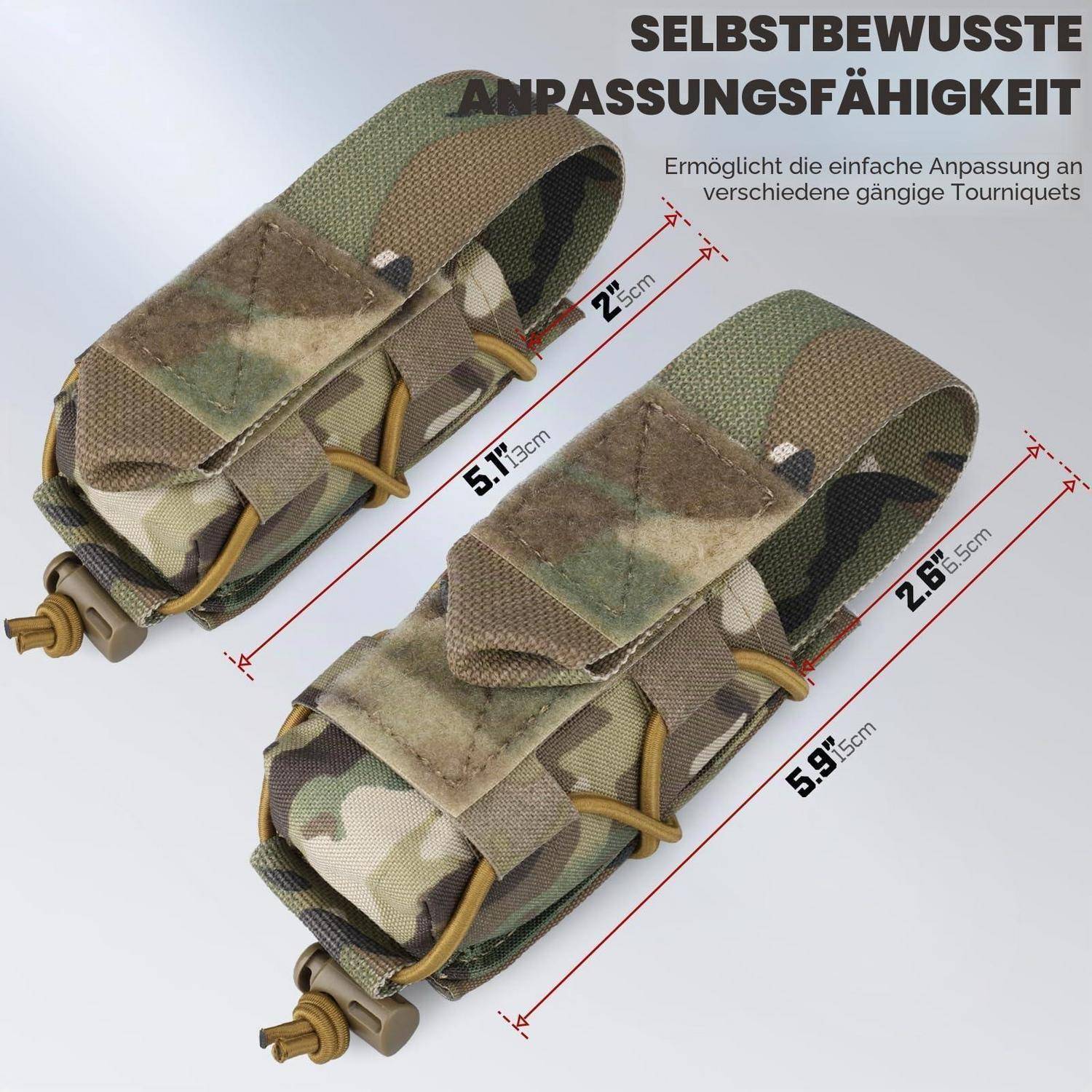 Produktbild einer Camouflage-Tourniquet-Tasche, die zeigt, dass sie sich an verschiedene Standard-Tourniquets anpassen lässt, mit Größenlabeln und deutschem Text "SELBSTBEWUSSTE ANPASSUNGSFÄHIGKEIT"".