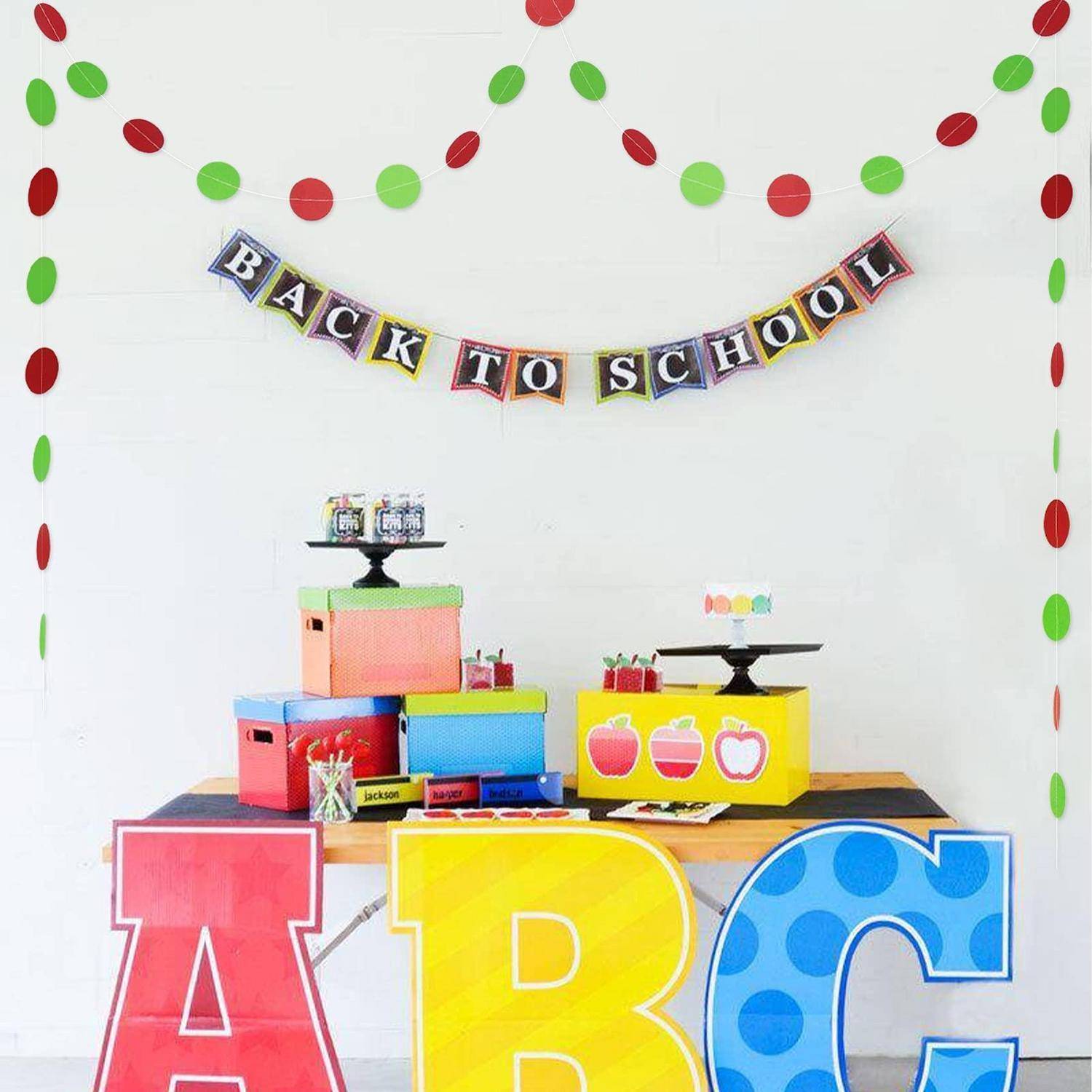 Zurück-zur-Schule-Party-Display mit „BACK TO SCHOOL"-Banner, farbenfrohem Snack-Tisch und großen ABC-Buchstaben im Vordergrund.