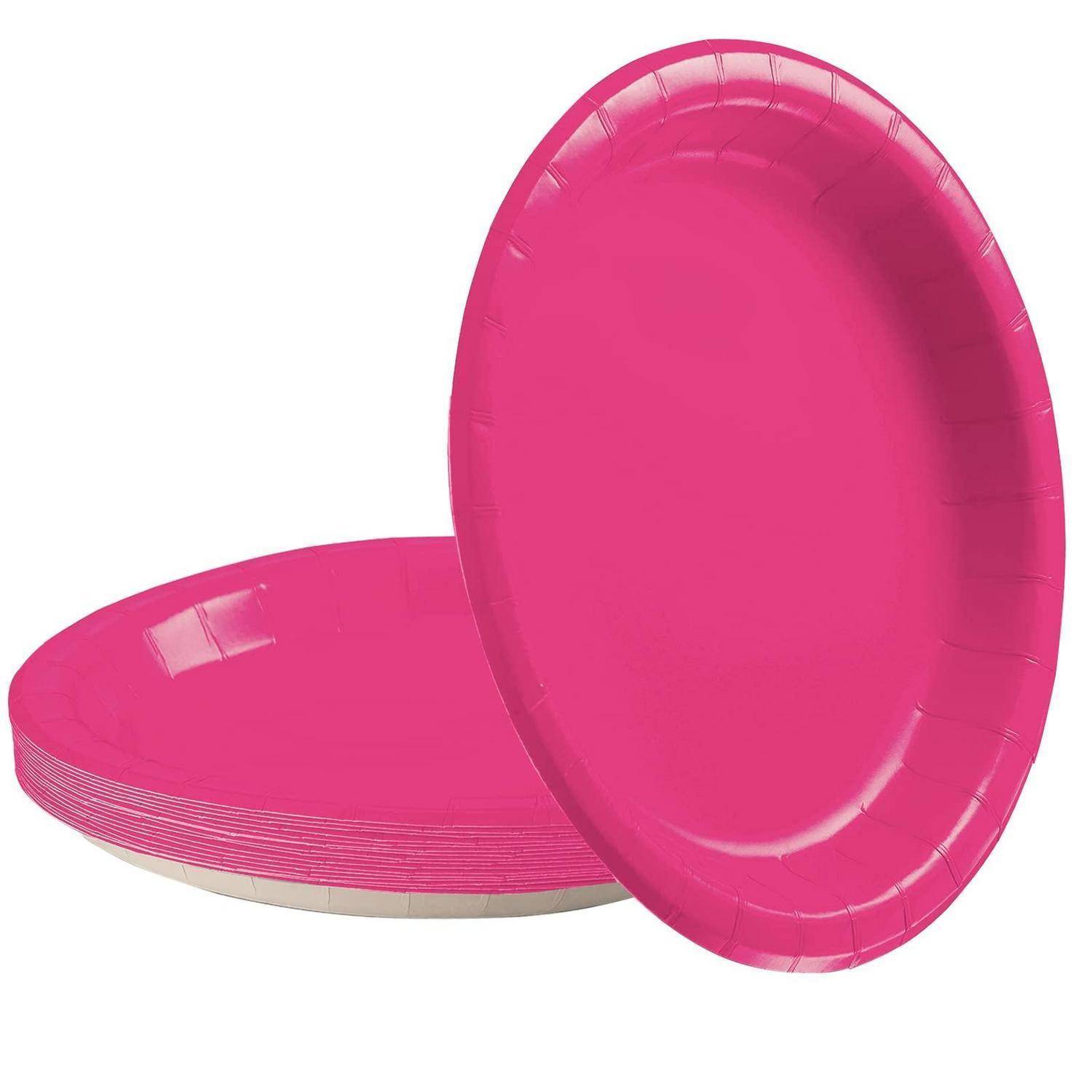 Stapel von leuchtend rosa Einwegpapiertellern, mit einem Teller, der aufrecht vor einem kleinen Stapel steht.