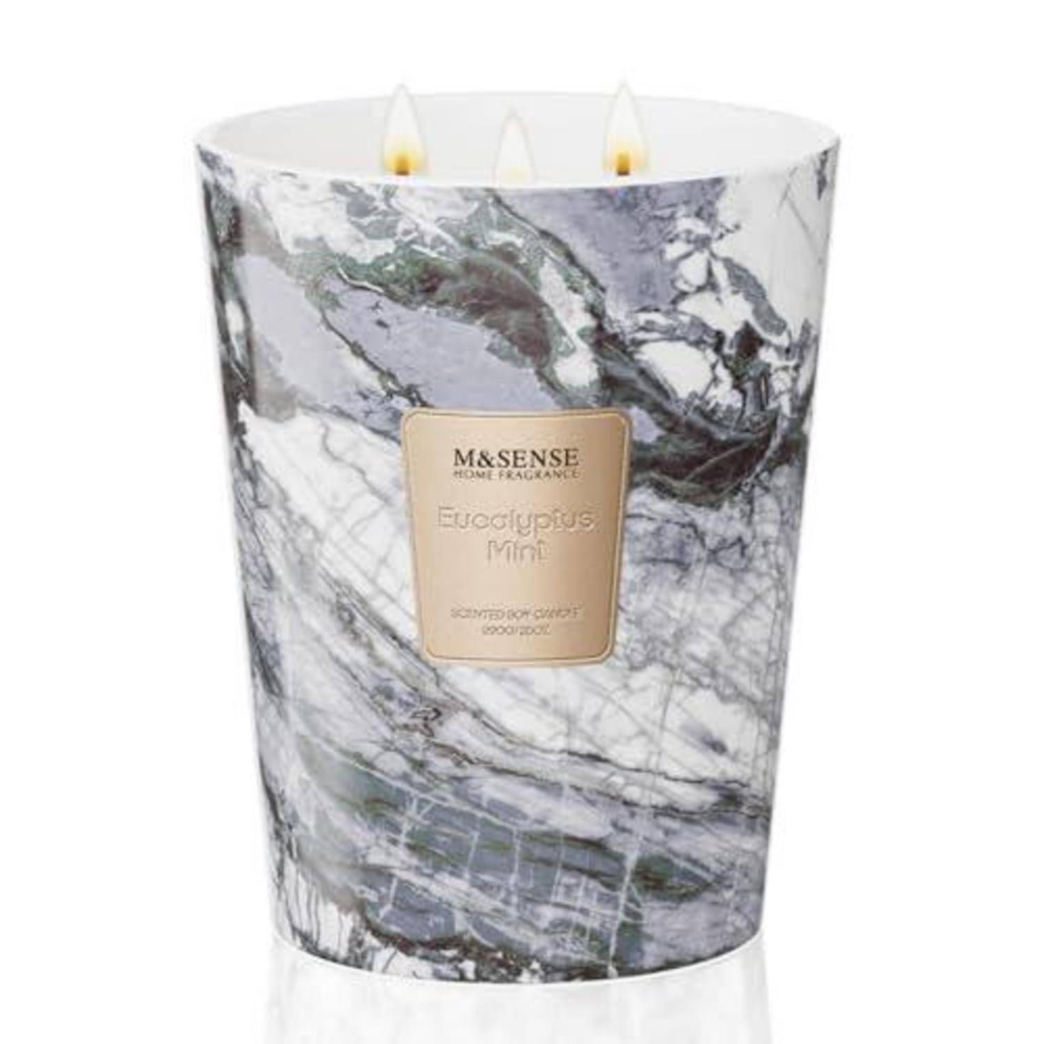 Marmor-gemusterzte Kerze mit der Aufschrift „M&SENSE Fragrance Eucalyptus Mint