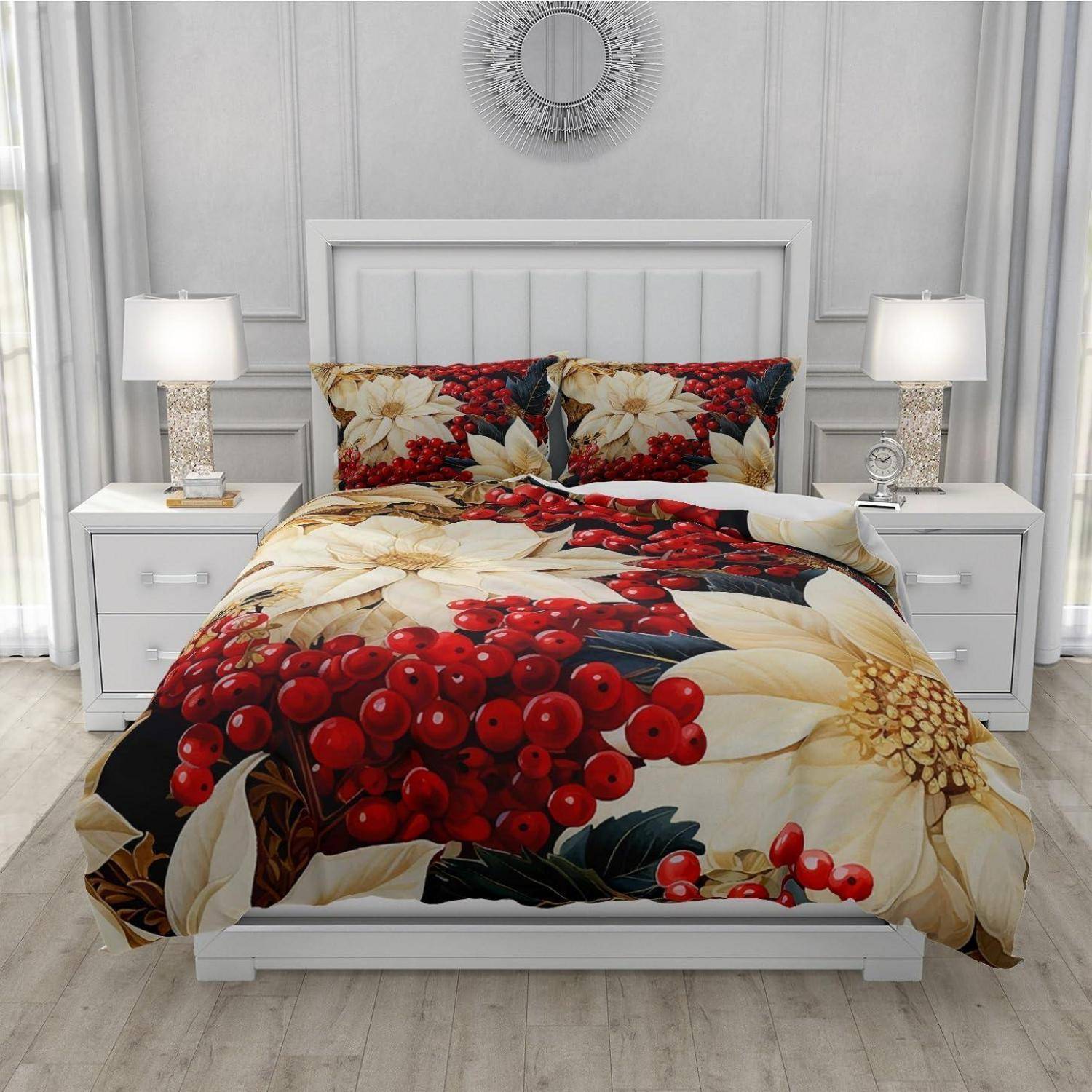 Ein ordentlich gemachtes weißes Bett mit Bettwäsche in Blumen- und roten Beerenmuster, flankiert von passenden weißen Nachttischen und Lampen in einem hellen Schlafzimmer.