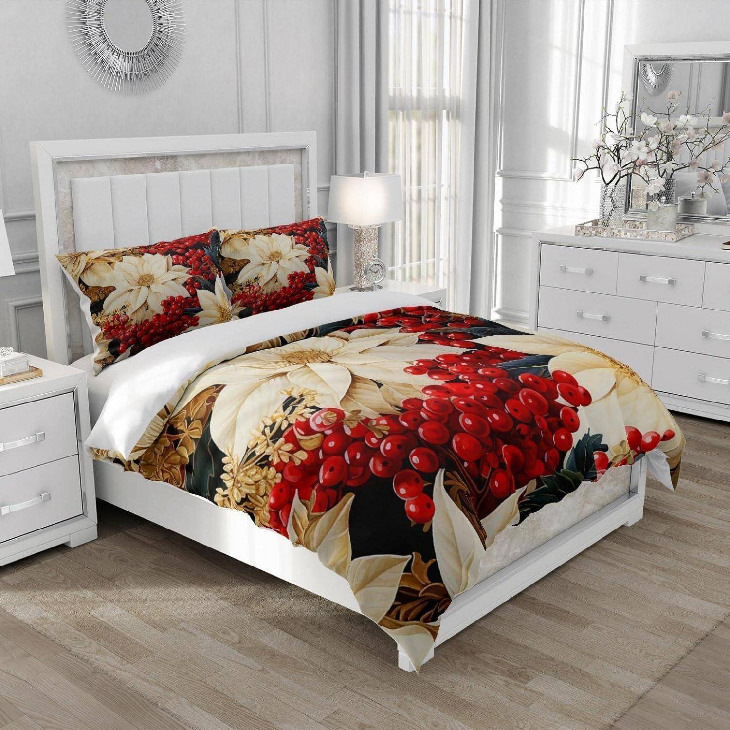 Schlafzimmer in Weiß mit einem Bett, das mit einer roten Beeren- und Creme-Blumensteppdecke und Kissen bezogen ist, gezeigt mit passendem weißem Mobiliar und Dekor.