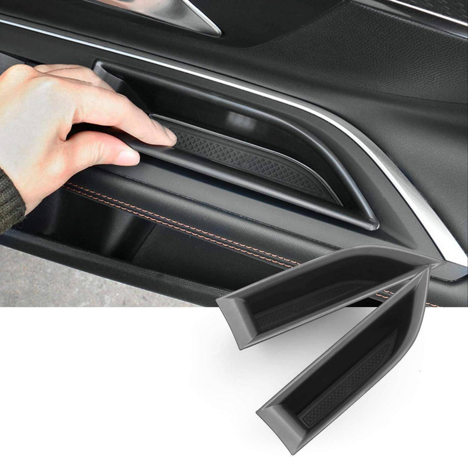 Hand öffnet einen Türgriff im Inneren eines Autos, mit zwei schwarzen Ersatztrimleisten unten dargestellt.