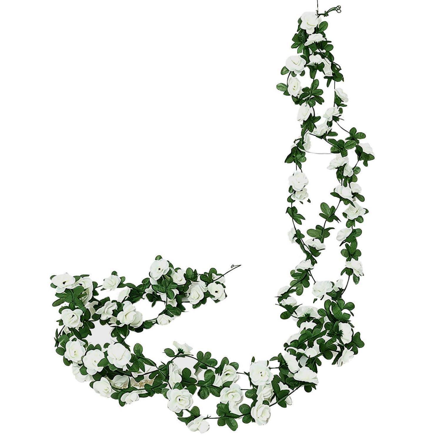 Weiße Blüten und grünes Blattgewinde in J-Form auf einfachem weißem Hintergrund angeordnet.