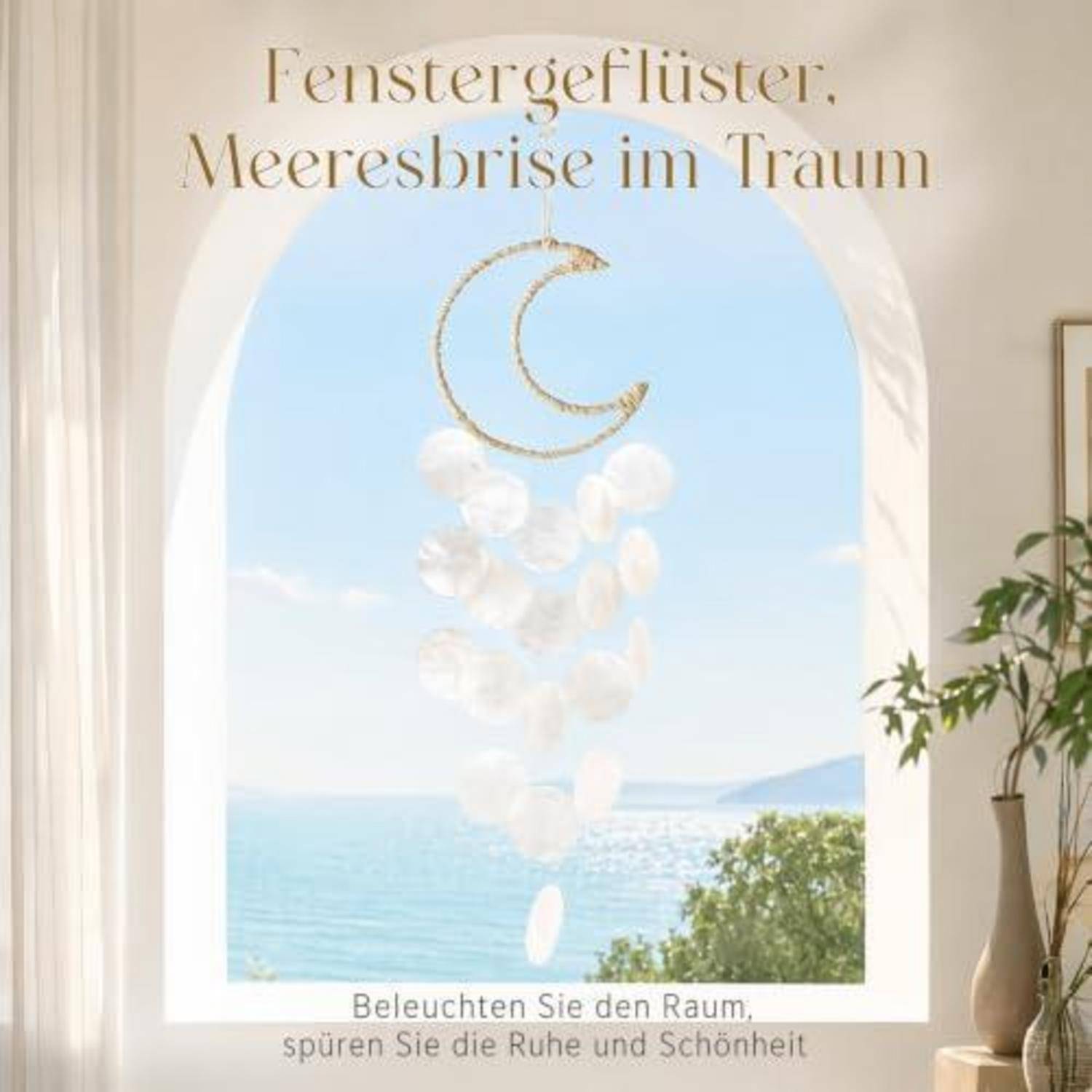 Dekoratives Fenster-Hängsel mit einer Mondsichel und weißen Ballons vor einer gewölbten Meeresküsten-Aussicht; deutscher Text sagt „Fenster-Verzauberung, Meeresbrise in einem Traum" und „Beleuchte den Raum, empfinde Ruhe und Schönheit"".