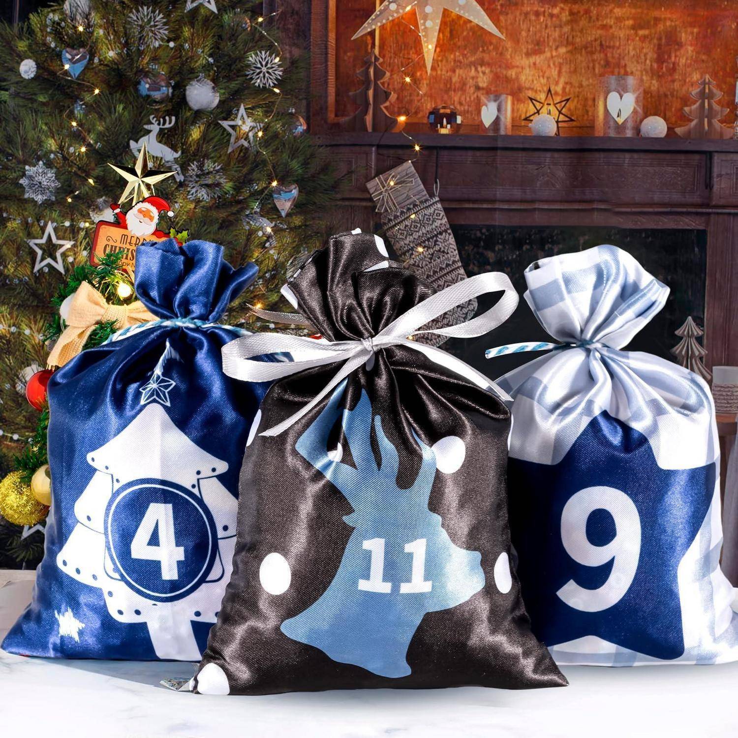 Drei festliche Geschenktaschen mit Kordelzug, nummeriert mit 4, 11 und 9, stehen vor einem geschmückten Weihnachtsbaum und Kamin.