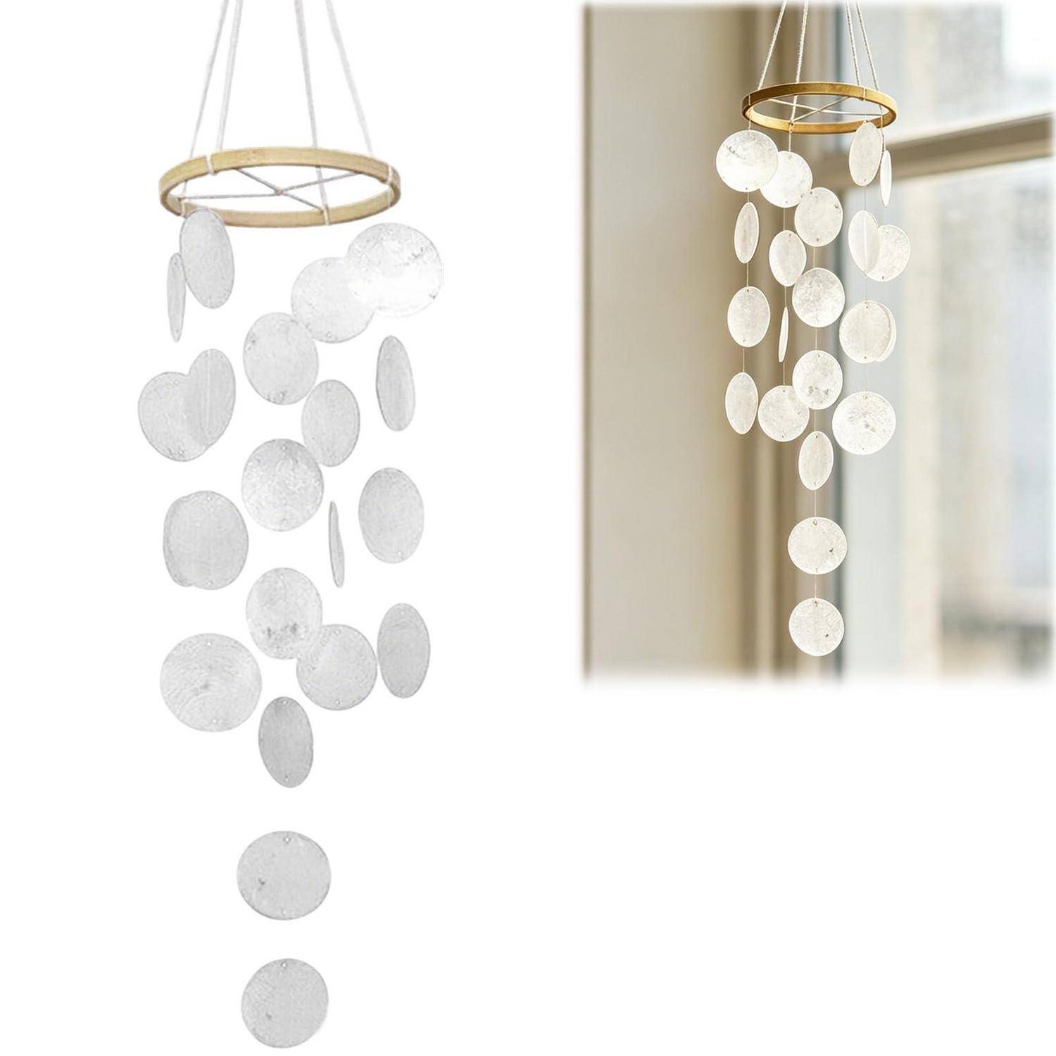Zwei Ansichten eines hängenden Muschelmobiles mit einem goldenen Ring und kaskadenförmig angeordneten weißen Muschelscheiben, gezeigt vor weißem Hintergrund und neben einem Fenster.