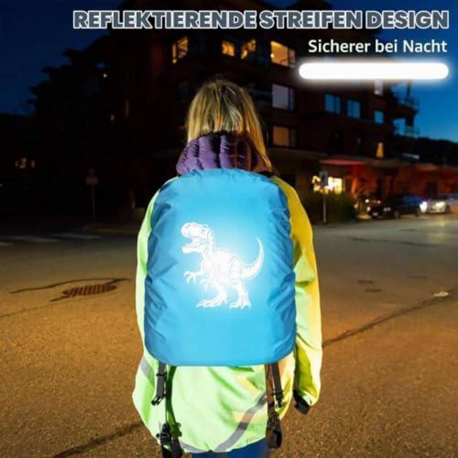 Person trägt eine reflektierende Rucksack-Schutzhülle mit einem leuchtenden Dinosaurier-Design in der Nacht; Text sagt „REFLEKTIERENDE STREIFEN DESIGN" und „Sicherer bei Nacht"".