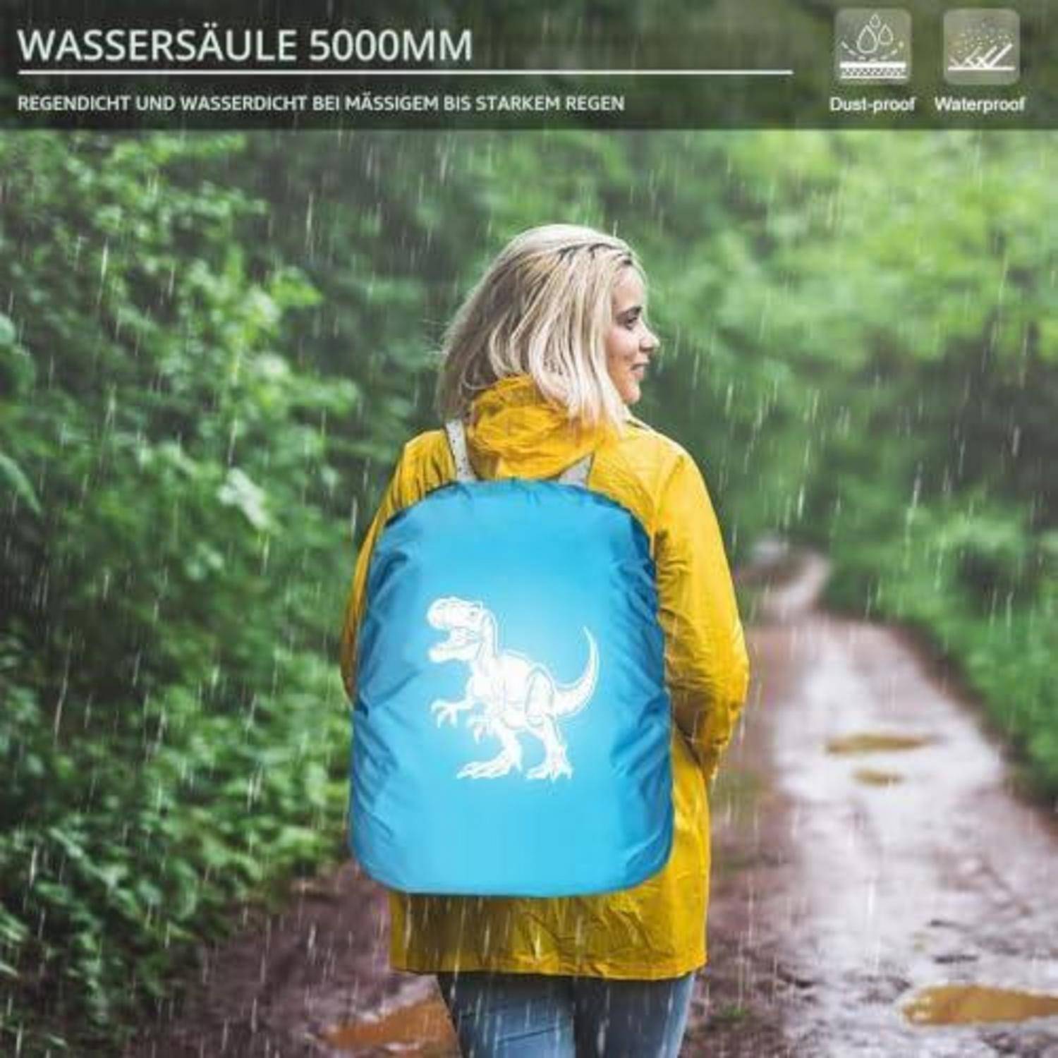 Frau in einer gelben Regenjacke mit einem blauen Rucksackschutz bei starkem Regen; Text besagt „WASSERSÄULE 5000MM" und „Staubdicht, Wasserdicht"".