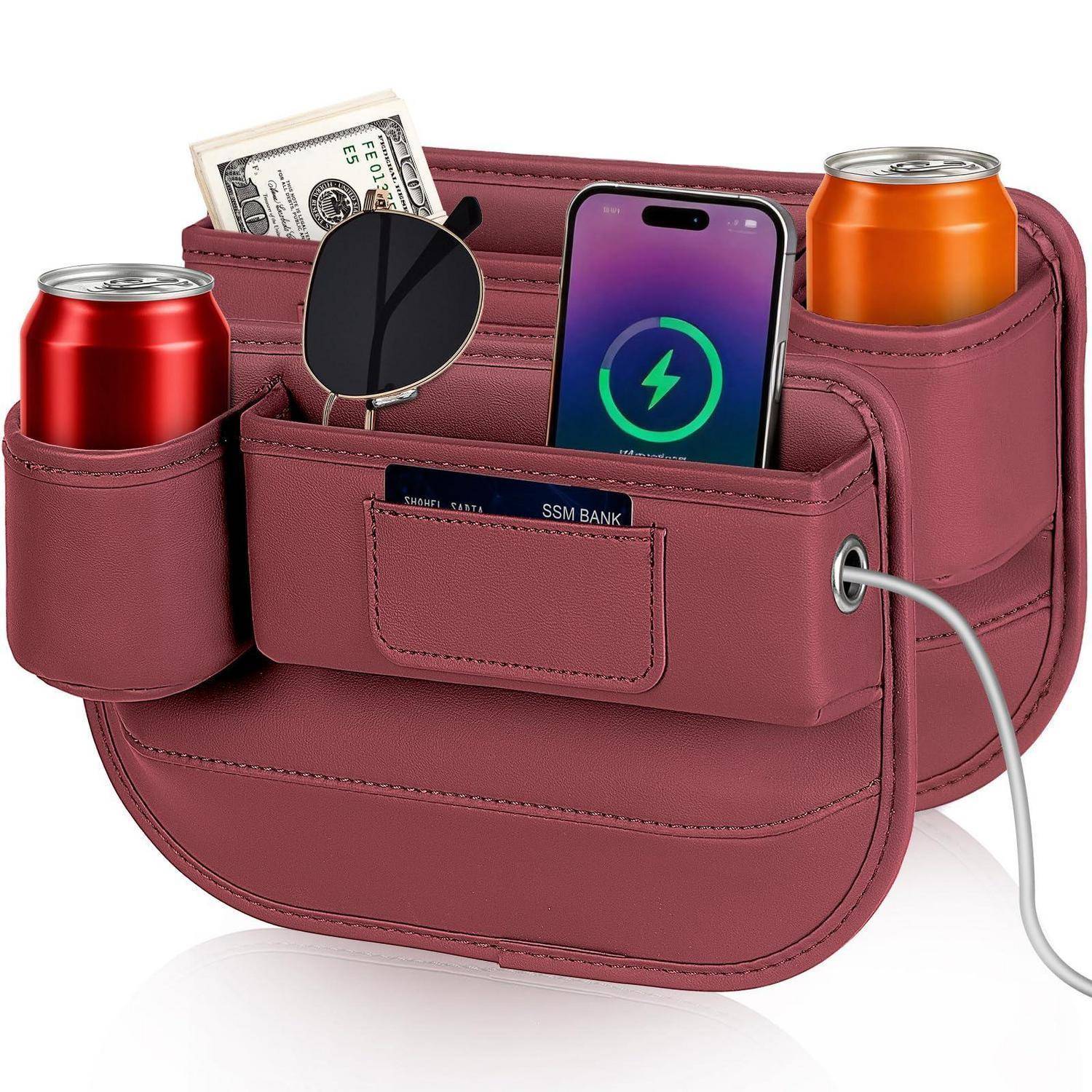 Bordeauxrote Organizer-Tasche mit Taschen, die ein Telefonladegerät, Bargeld, einen Spiegel und Getränkedosen enthält; ein Kabel ist an der Seite angeschlossen.