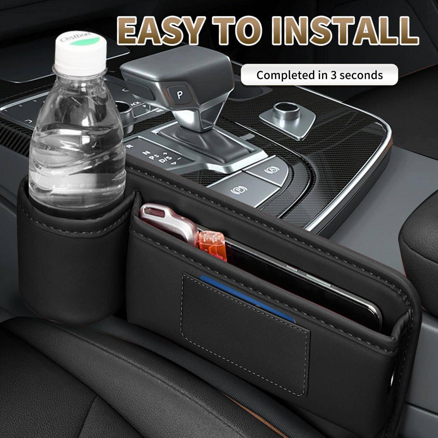 Autositzorganizer und Getränkehalter neben der mittleren Mittelkonsole installiert, mit einer Wasserflasche, einem Telefon und kleinen Gegenständen; der Text besagt „EINFACH ZU INSTALLIEREN" und „In 3 Sekunden fertiggestellt"".