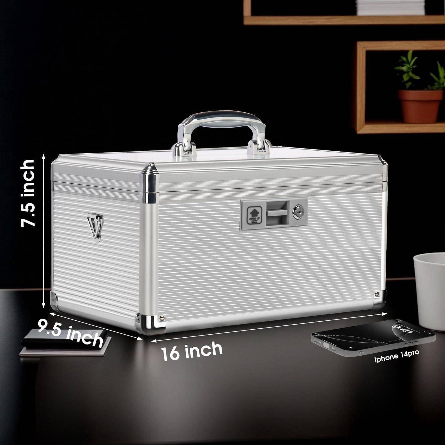 Silberne Aluminium-Lockbox mit Griff, auf einem Schreibtisch gezeigt mit Größenangaben 16 Zoll breit, 9,5 Zoll tief und 7,5 Zoll hoch; iPhone 14 Pro zur Größenvergleich gezeigt.