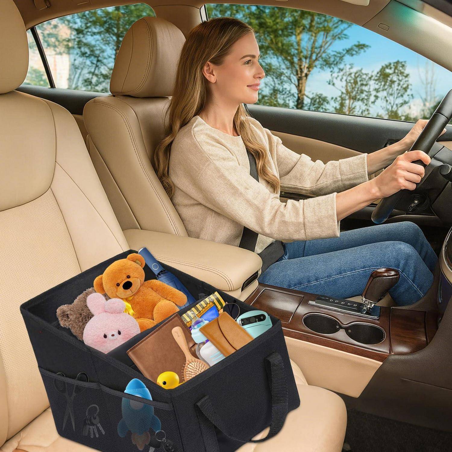 Frau, die ein Auto fährt, mit einem Organizer auf dem Beifahrersitz, der Kuscheltiere, eine Geldbörse und kleine Gegenstände enthält.