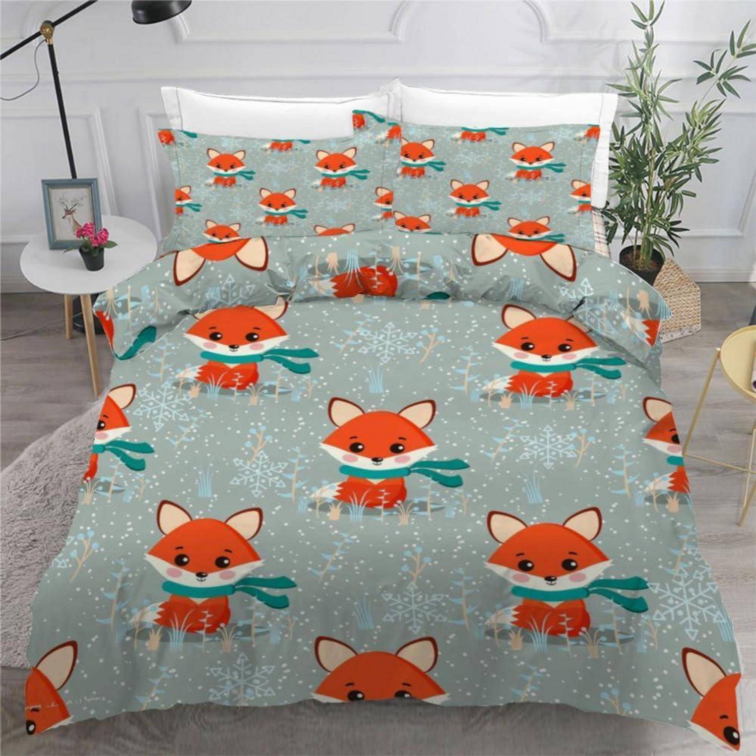 Bett mit fuchs-gemusterter blaugrüner Bettwäsche, die wiederholte orange Fuchsgesichter und Schneeflocken in einem hellen Schlafzimmer zeigt.