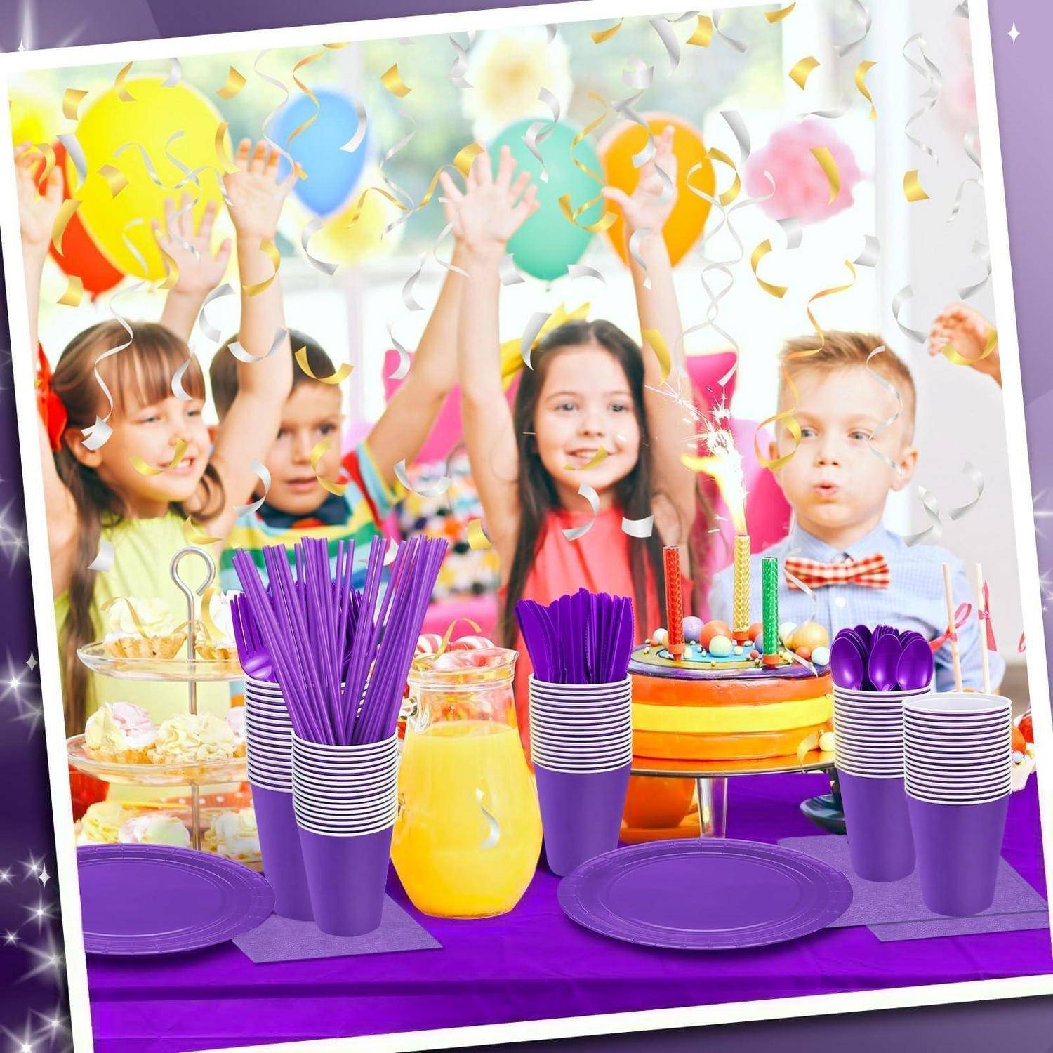 Kinder feiern eine Geburtstagsfeier mit Luftballons, Konfetti, Kuchen und violettem Geschirr um einen festlichen Tisch herum.