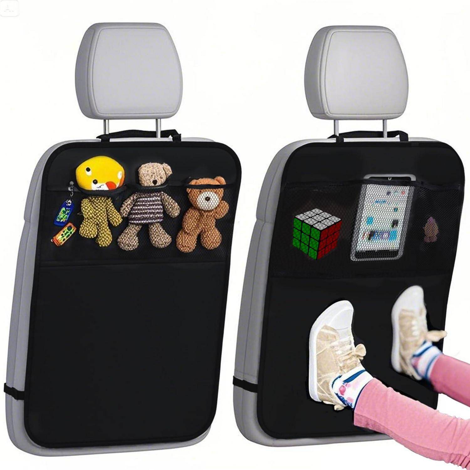 Autositz-Rückenlehnen-Organizer mit Netztaschen, die Spielzeug und ein Tablet halten, plus Kinderfüße, die gegen einen Sitzbankschutz drücken.