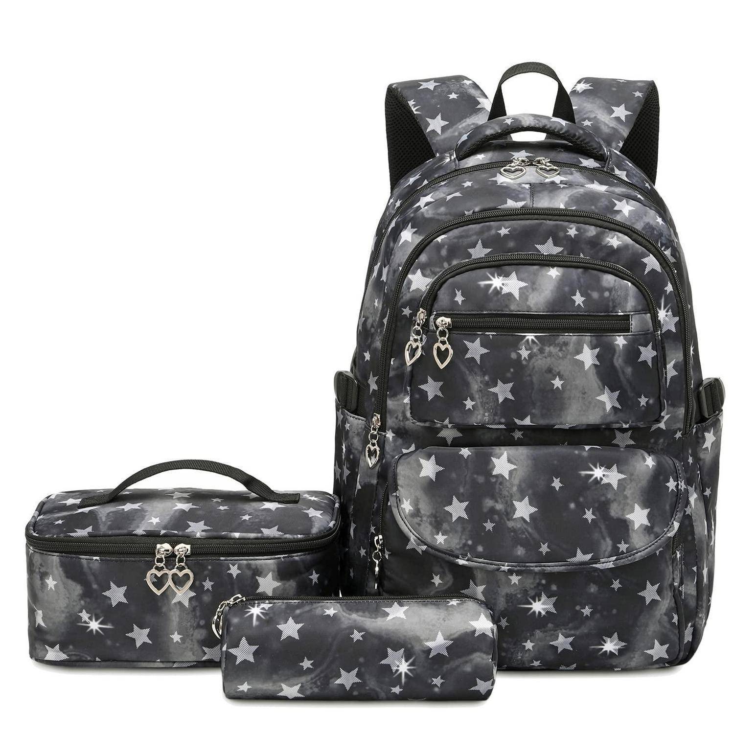 Schwarzer Rucksack mit Sternenmuster und passender Lunchbox sowie Federmäppchen auf weißem Hintergrund.