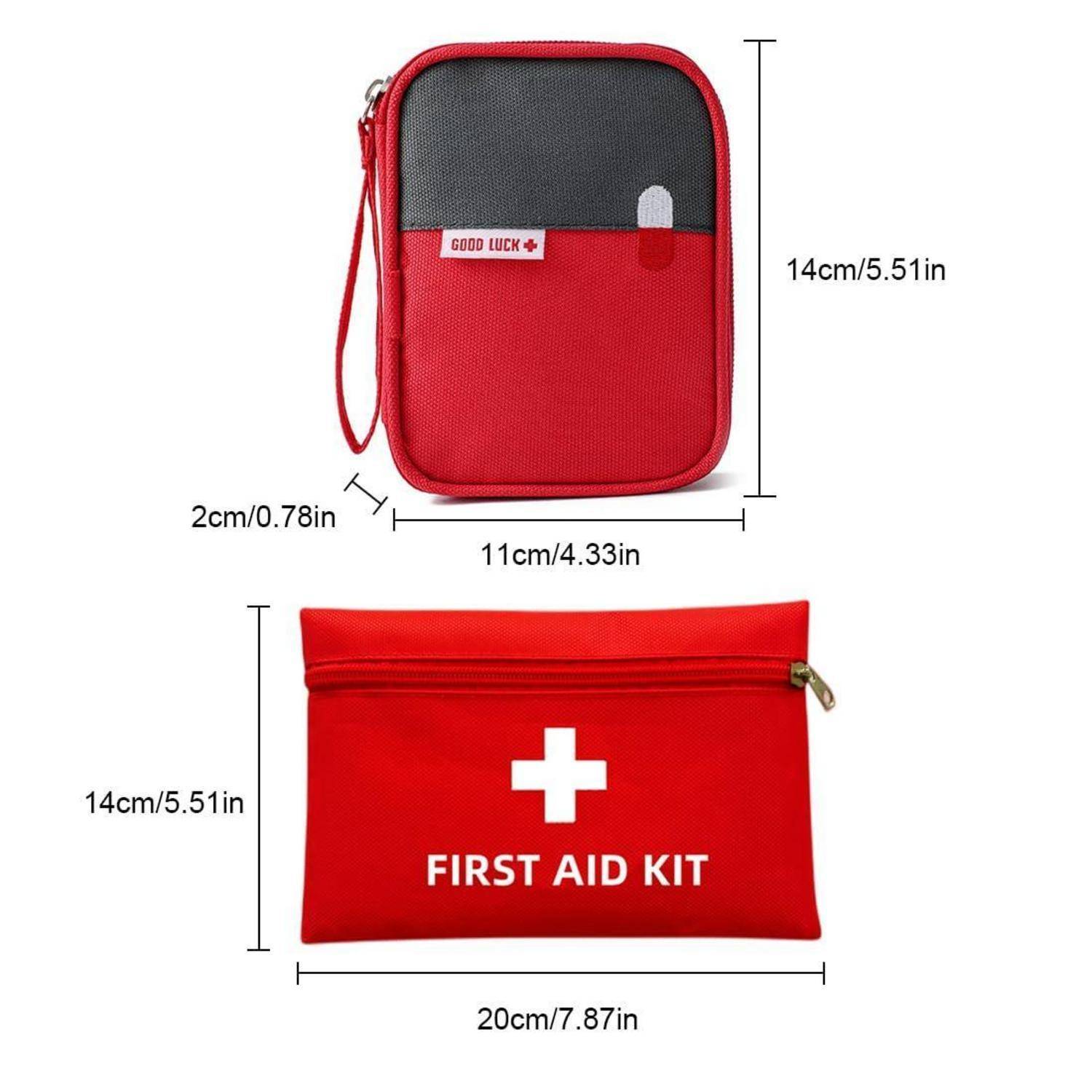 Zwei rote Erste-Hilfe-Kästen mit angegebenen Abmessungen: ein Hartschalenkoffer mit Reißverschluss mit der Beschriftung „GOOD LUCK" und ein weiches Etui mit der Beschriftung „FIRST AID KIT"".