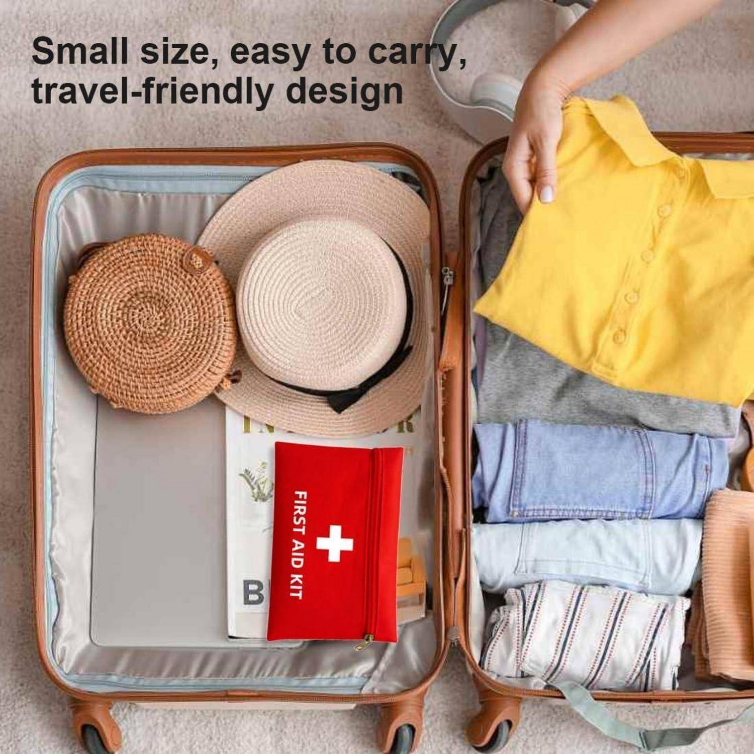 Offener Koffer zum Verpacken für die Reise, mit Hüten, gefalteter Kleidung und einem roten Erste-Hilfe-Set; Text lautet „Kleine Größe, leicht zu transportieren, reisefreundliches Design".